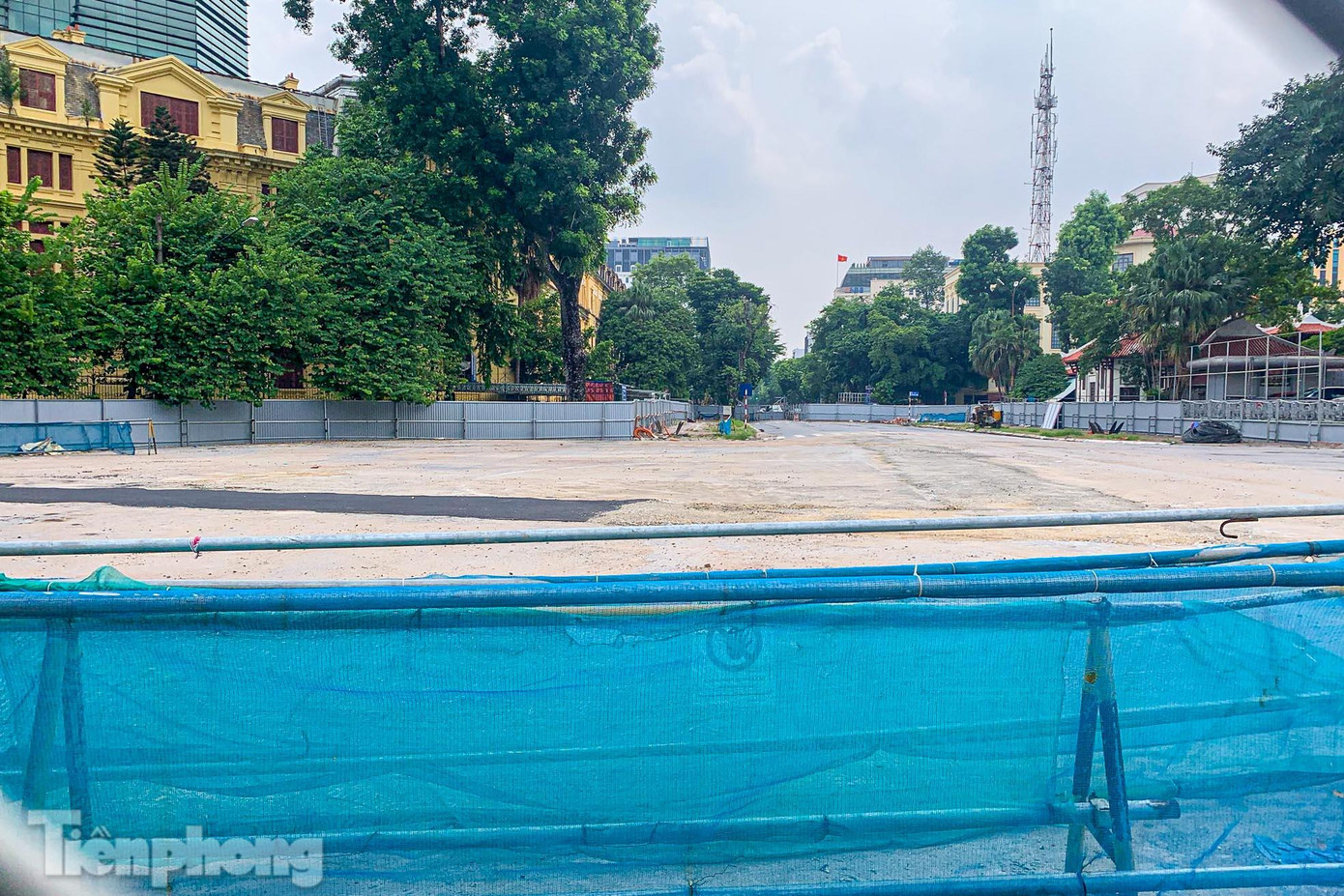 Khu vực mới được rào chắn thêm trên đường Trần Hưng Đạo để phục vụ thi công ga ngầm. Khu vực mới được rào chắn thêm trên đường Trần Hưng Đạo để phục vụ thi công ga ngầm.