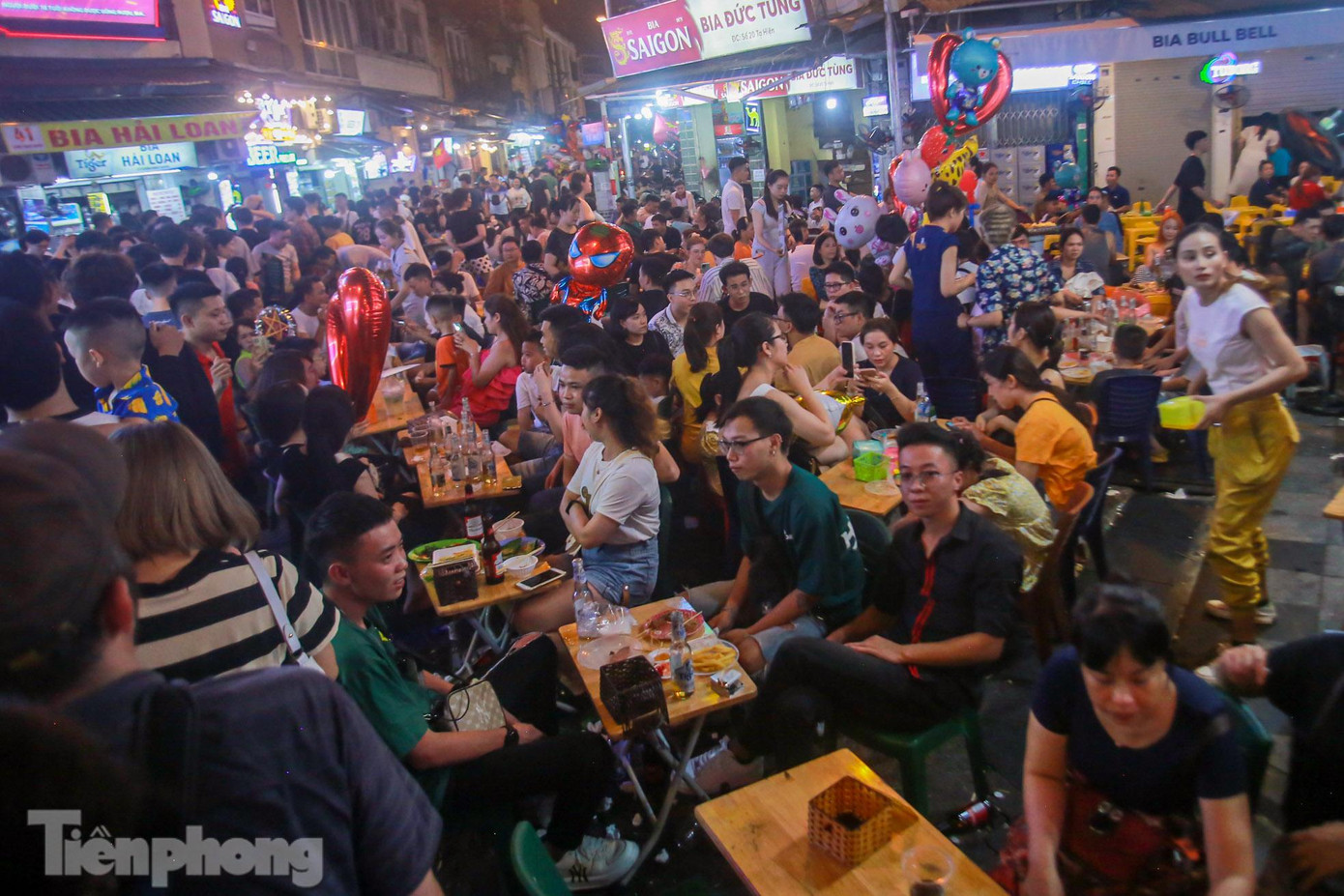 "Cũng lâu lắm tôi với bạn bè chưa tụ tập ở phố Tạ Hiện, nhân dịp nghỉ lễ không đi đâu thì hẹn nhau lên đây để cùng nhau trò chuyện, ăn uống cùng nhau", anh Quang (Đống Đa, Hà Nội) cho biết.