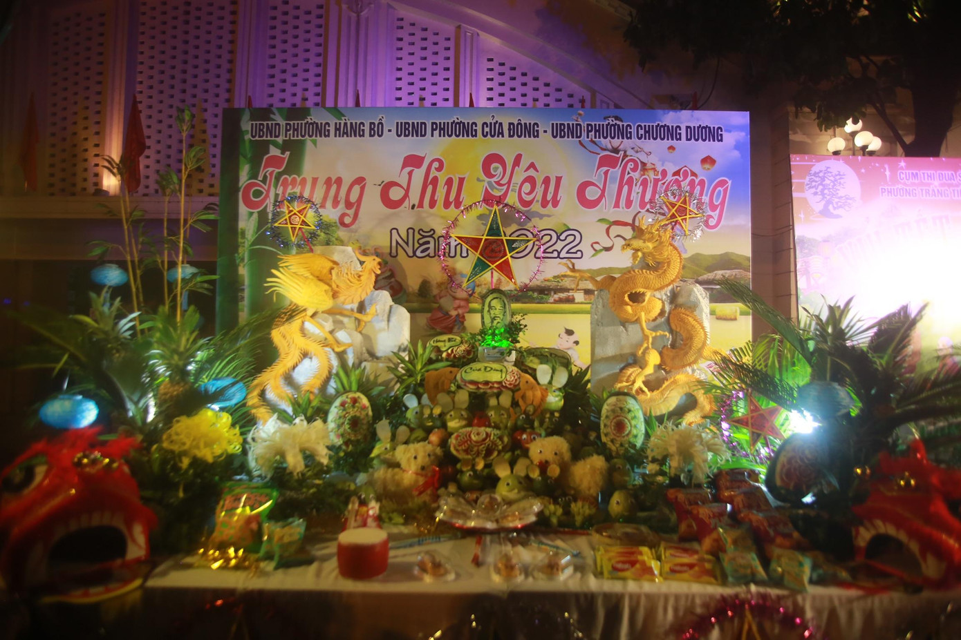 Đêm Rằm Trung thu năm nay được trang trí lung linh muôn sắc mầu, với các sản vật của mùa thu từ mọi miền đất nước, sự khéo léo sắp đặt của các phường đã mang đến đêm Rằm 6 mâm cỗ để cùng góp vui với các cháu thiếu nhi trong khu Phố cổ.