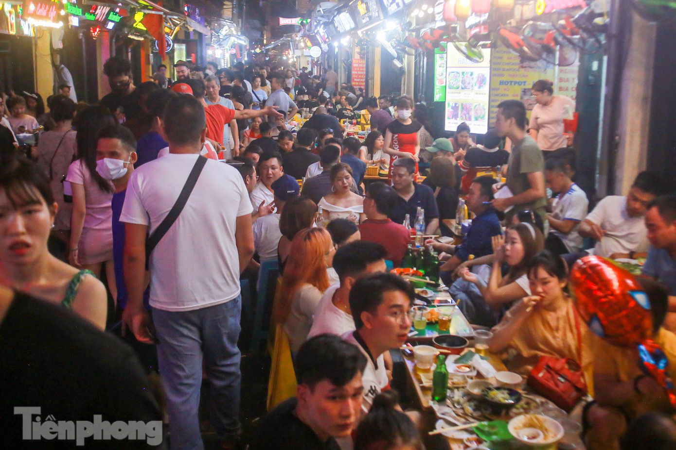 Đến khuya muộn, lượng người ở khu vực Tạ Hiện còn tấp nập, chưa có dấu hiệu giảm bớt.