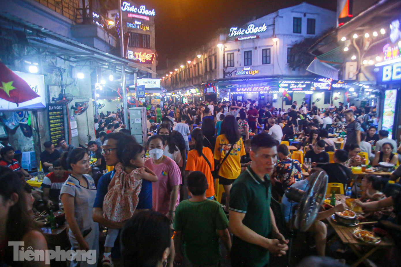 Ghi nhận của PV, tại ngã tư phố Tạ Hiện - Lương Ngọc Quyến (quận Hoàn Kiếm, Hà Nội) tấp nập khách quốc tế và nội địa đổ về vui chơi, ăn uống trong dịp nghỉ lễ Quốc khánh 2/9.