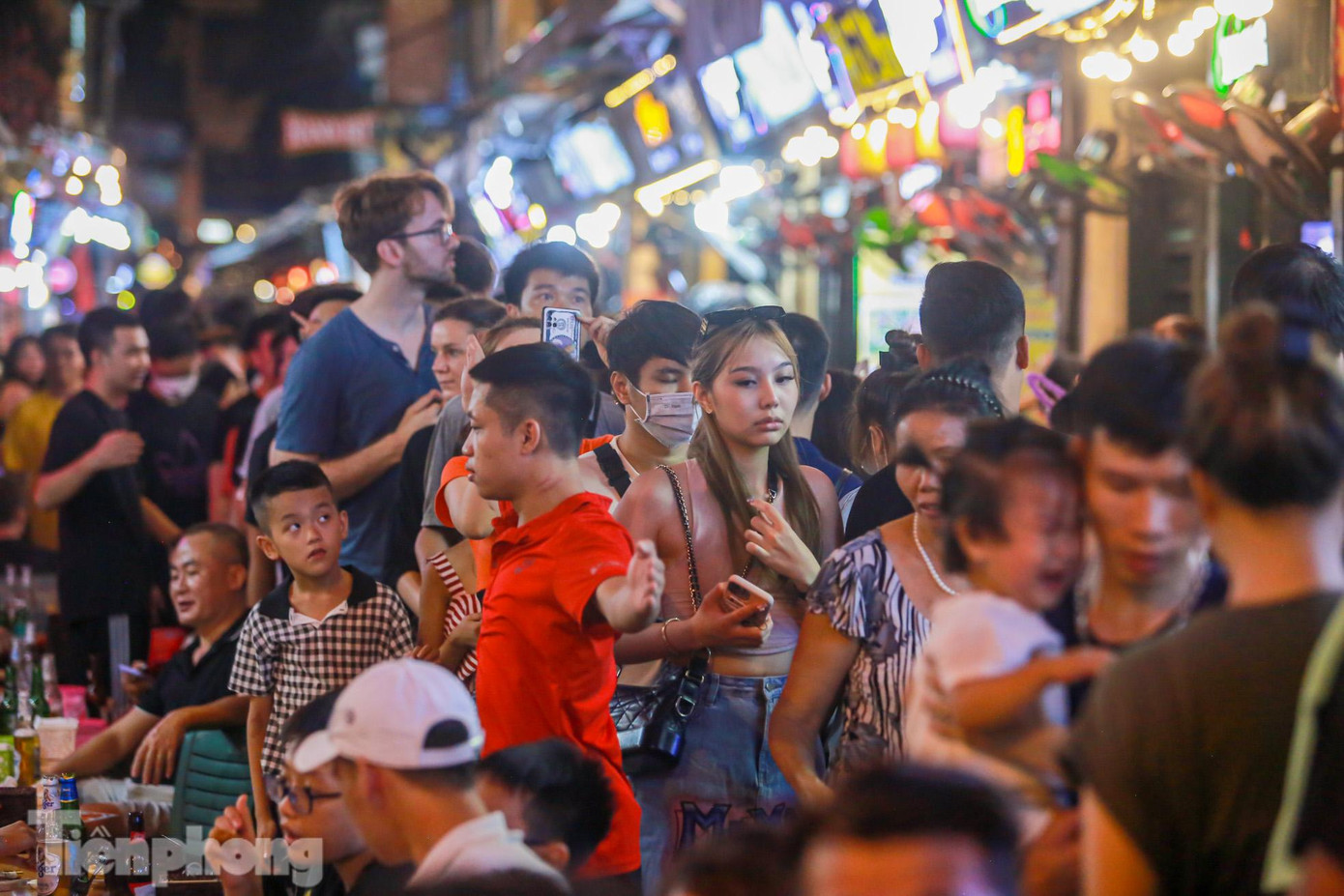 Dòng người nườm nượp, nối đuôi nhau di chuyển trên con phố này.