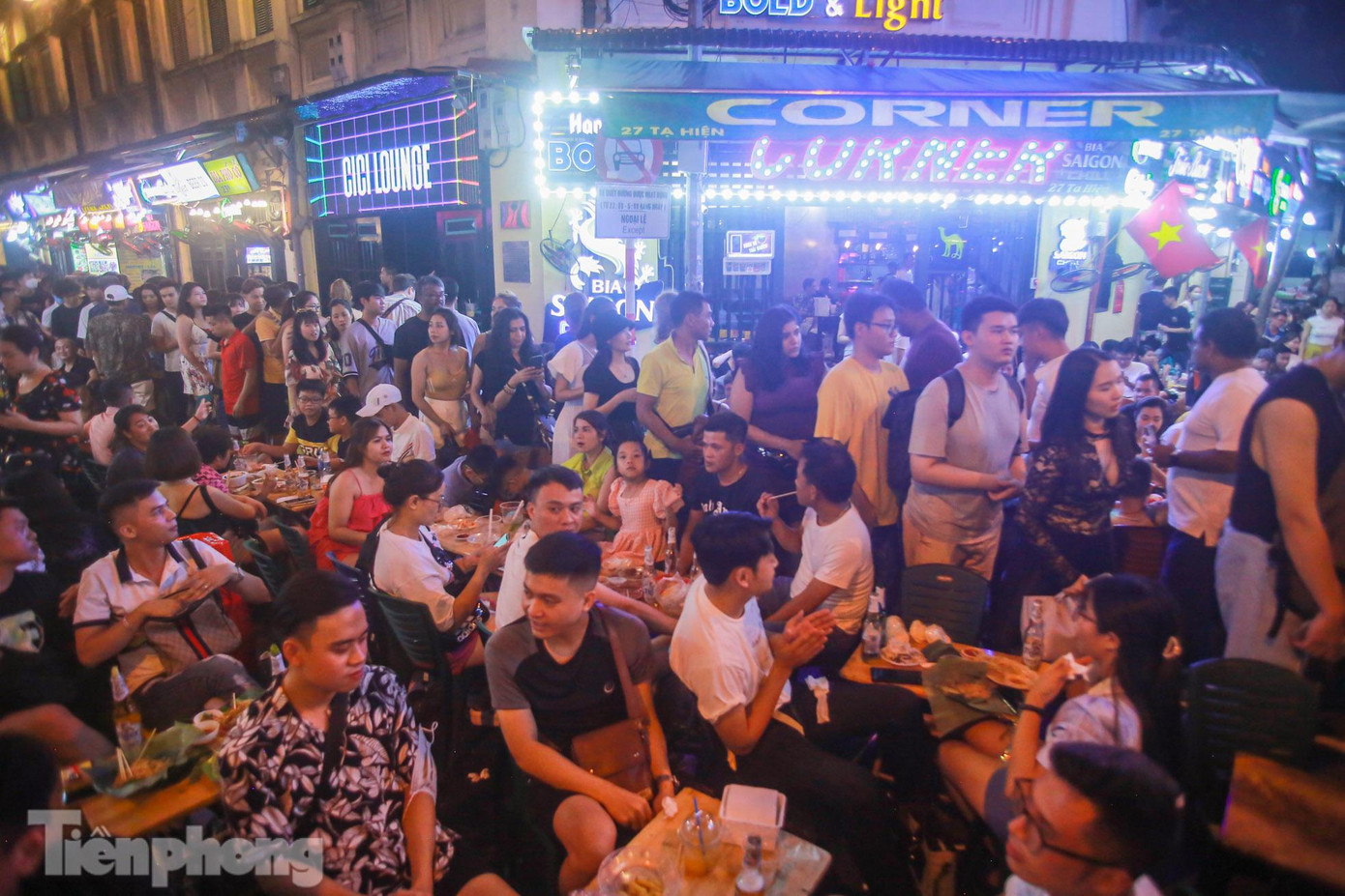 Các nhà hàng kê lấn bàn ghế ra cả lòng đường để phục vụ khách.