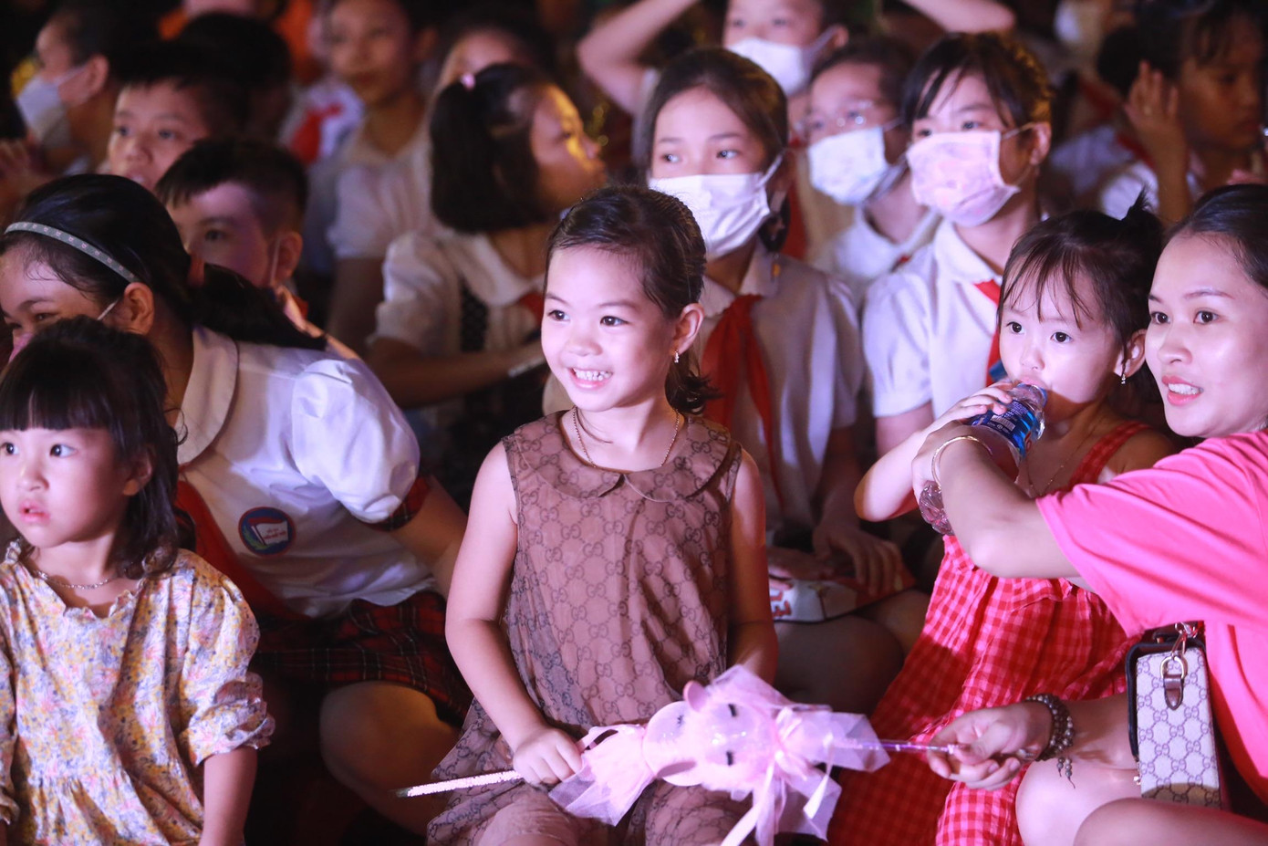 Du khách và các em thiếu nhi sẽ được hướng dẫn các trò chơi dân gian: ô ăn quan, cướp cờ, kéo co, bịt mắt bắt dê, cà kheo, múa sạp, nhảy bao bố, nhảy lò cò…