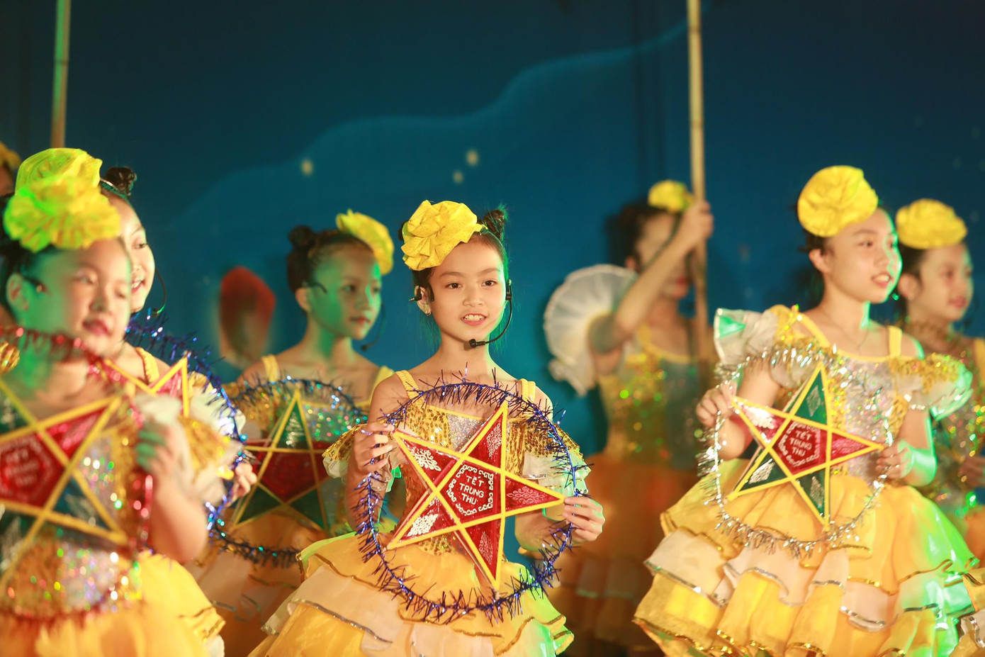 Sân khấu của Đêm hội Rằm trung thu phố cổ năm nay sẽ được trang trí lung linh bằng hệ thống đèn chiếu sáng rực rỡ muôn sắc mầu, các cháu thiếu nhi sẽ thấy chị Hằng Nga và chú Cuội trong câu chuyện cổ tích được tái hiện trong vở nhạc kịch “Cuội tinh nghịch và con chip siêu phàm” tại Lễ hội Trung thu phố cổ năm 2022.