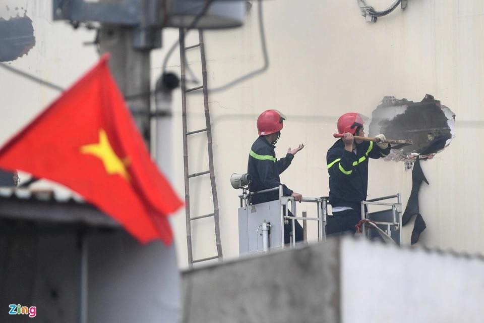 Khoảng 12h, xe cấp cứu vẫn túc trực sẵn tại hiện trường vụ cháy. Lực lượng chức năng đang gấp rút tiếp cận bên trong quán karaoke để dập lửa, tiếp tục tìm kiếm nạn nhân. Khoảng 12h, xe cấp cứu vẫn túc trực sẵn tại hiện trường vụ cháy. Lực lượng chức năng đang gấp rút tiếp cận bên trong quán karaoke để dập lửa, tiếp tục tìm kiếm nạn nhân.