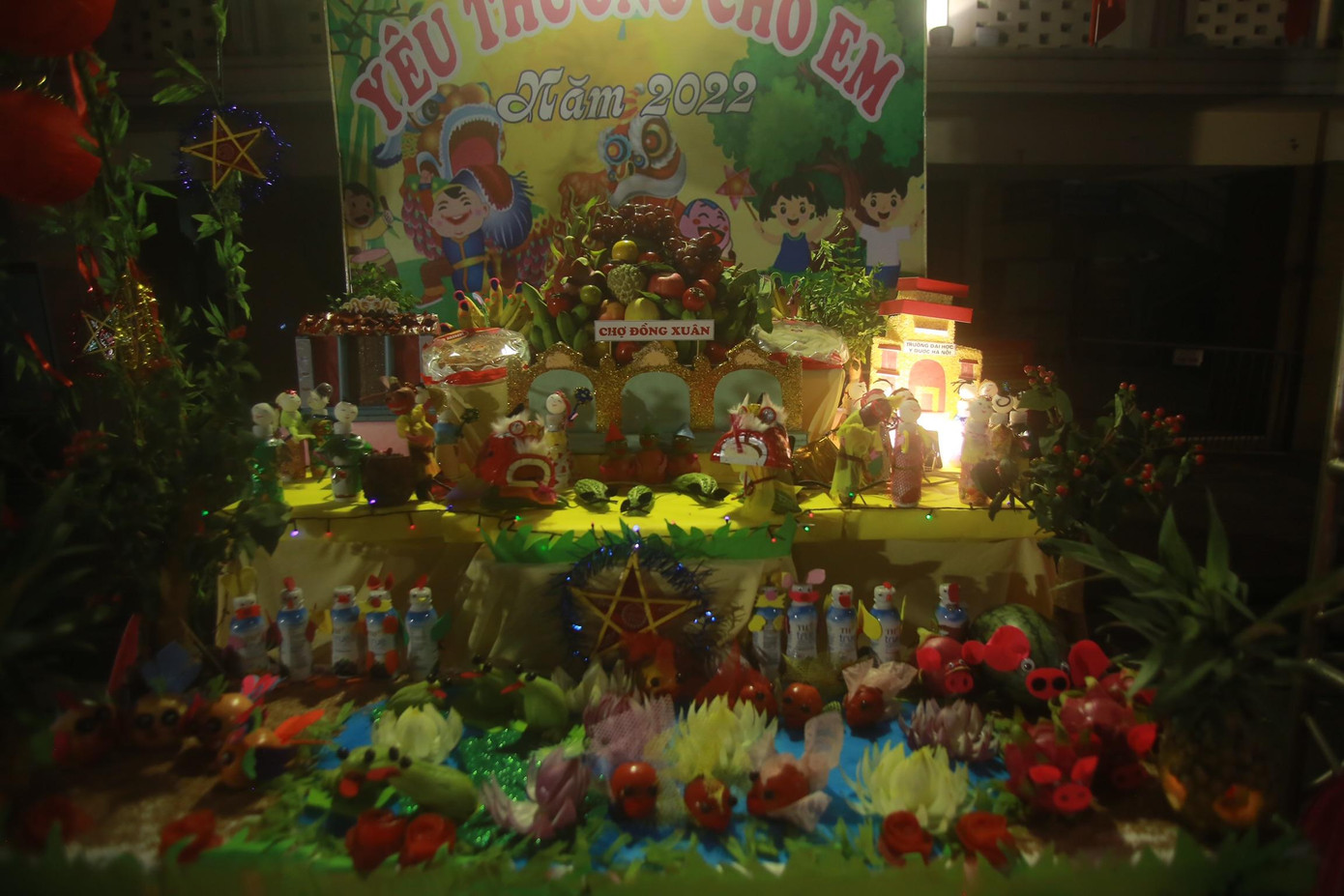 Mỗi mâm cỗ Trung thu là một sản phẩm độc đáo riêng từng cụm thi.