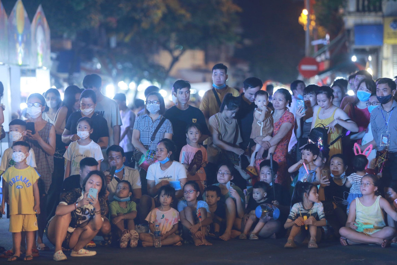 Rất đông phụ huynh cùng các em đến tham dự lễ khai mạc "Trung thu phố cổ 2022"
