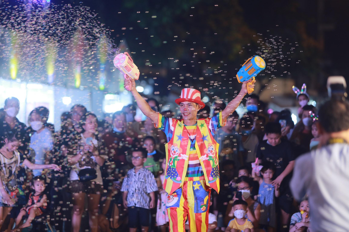 Du khách và các em thiếu nhi sẽ được tương tác với nghệ nhân, thợ thủ công hướng dẫn làm đồ chơi trung thu truyền thống như: làm ông Tiến sĩ, ông đánh gậy, đèn ông sao, đèn con giống, đèn Kéo quân, mặt nạ bồi, làm Diều, biểu diễn múa Rối cạn, biểu diễn thời trang trẻ em, tổ chức cho thiếu nhi Vui Tết Trung thu.