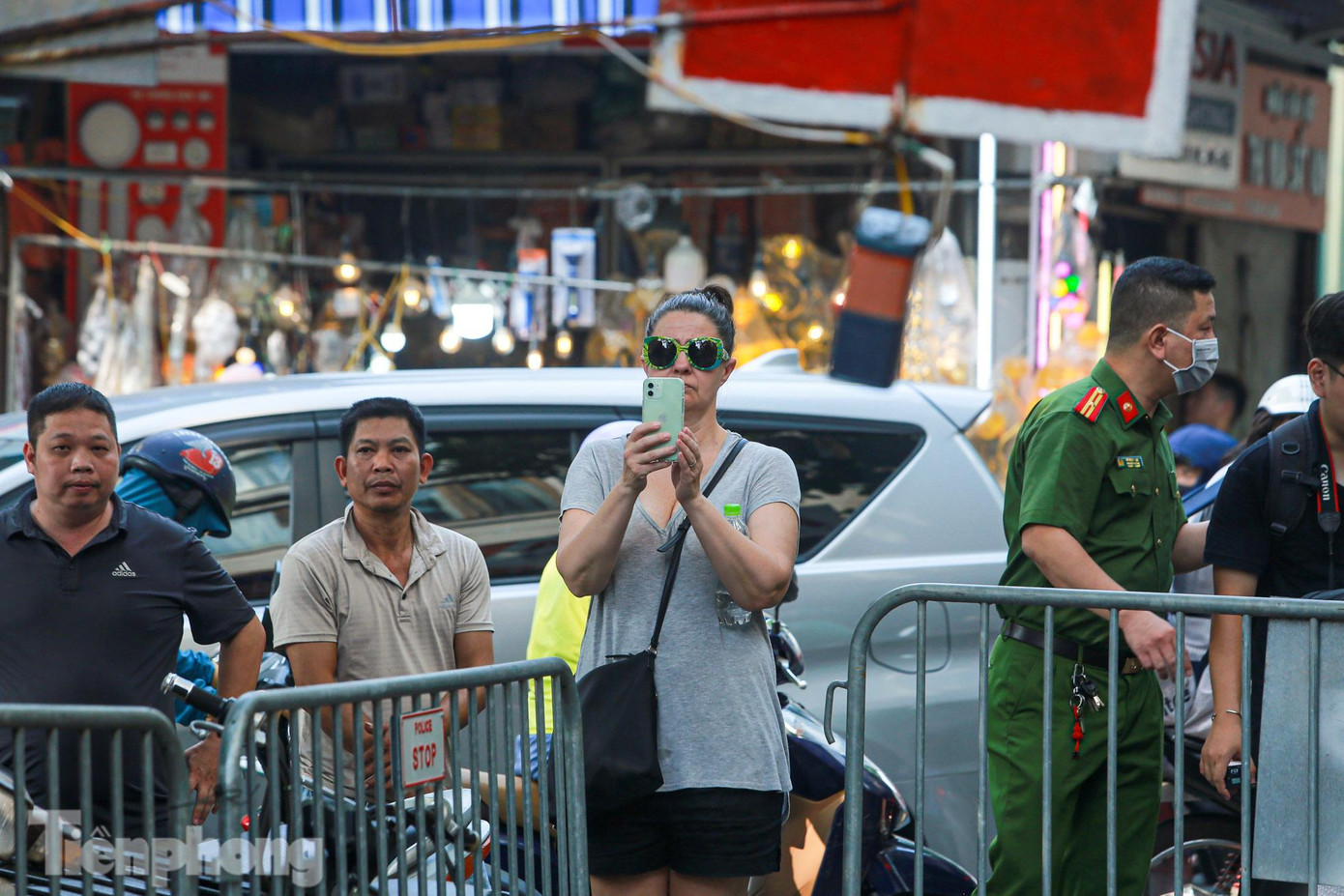 Du khách nước ngoài vẫn cố check-in mặc dù đứng bên ngoài đường.