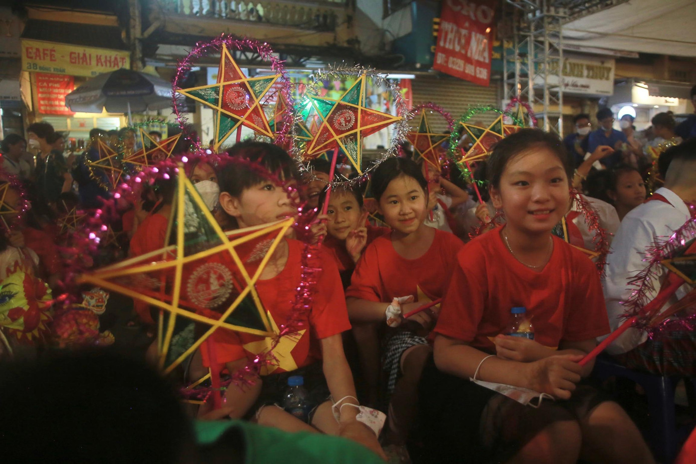 Gương mặt rạng rỡ của các em thiếu nhi trong đêm rằm Trung thu.
