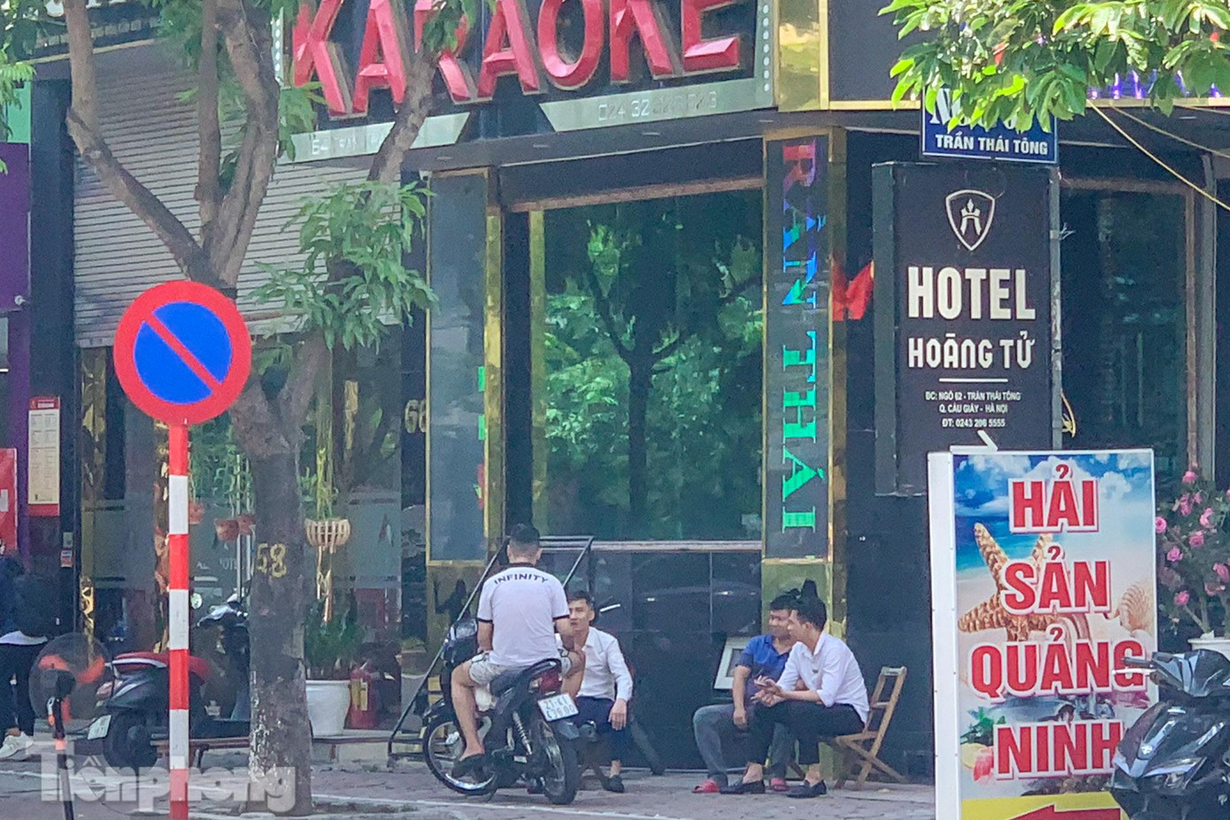 Trước đó vào năm 2016, một vụ cháy quán karaoke ở quận Cầu Giấy (tại số 68 Trần Thái Tông, Dịch Vọng Hậu, Cầu Giấy) làm 13 người tử nạn.