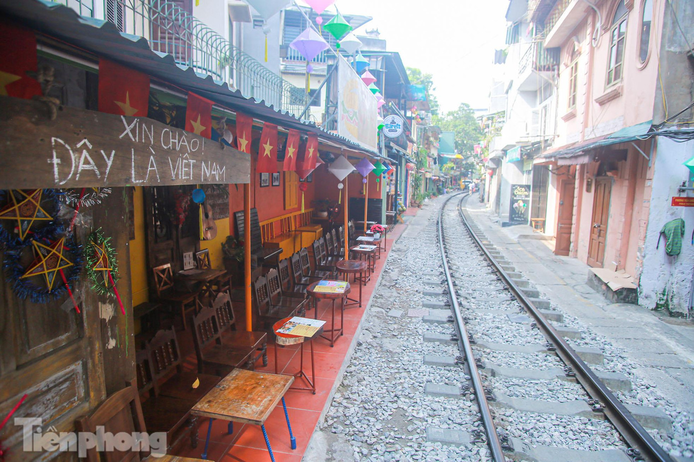 Sau khi phát lệnh đóng phố đường tàu, các quán cà phê lần lượt đóng cửa.