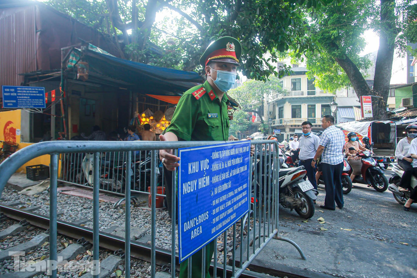 Sáng nay (15/9) lực lượng chức năng tiến hành rào chắn yêu cầu du khách không vào khu vực đường tàu đoạn Phùng Hưng, Điện Biên Phủ, Trần Phú.