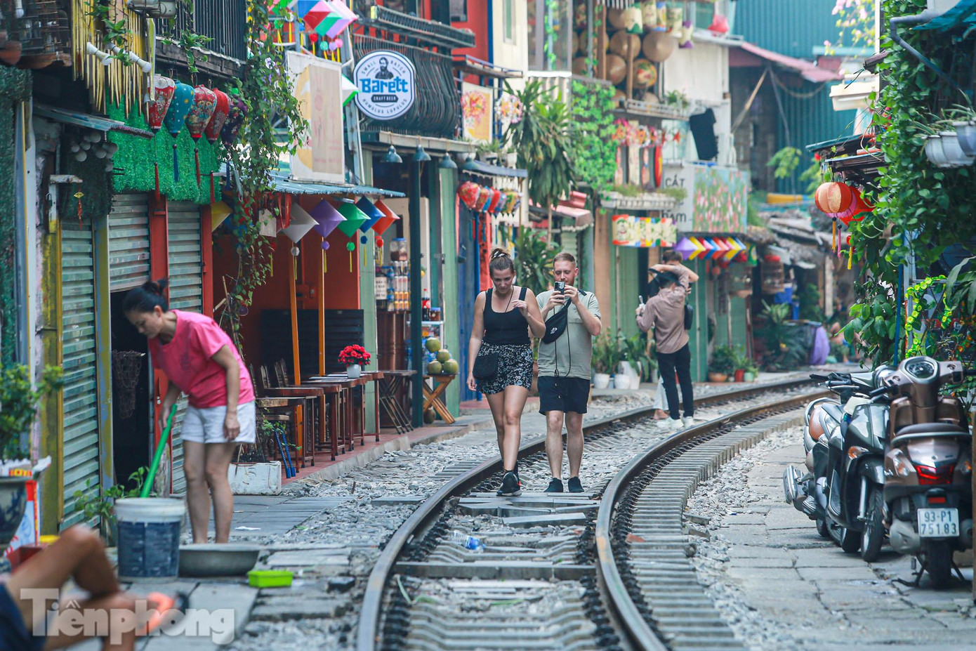 Trước đó, tổng Công ty Đường sắt Việt Nam vừa gửi văn bản kiến nghị UBND TP Hà Nội và Cục Đường sắt Việt Nam xử lý dứt điểm tình trạng buôn bán, chụp ảnh tại các tụ điểm cà phê đường tàu đang ảnh hưởng đến trật tự an toàn giao thông đường sắt.