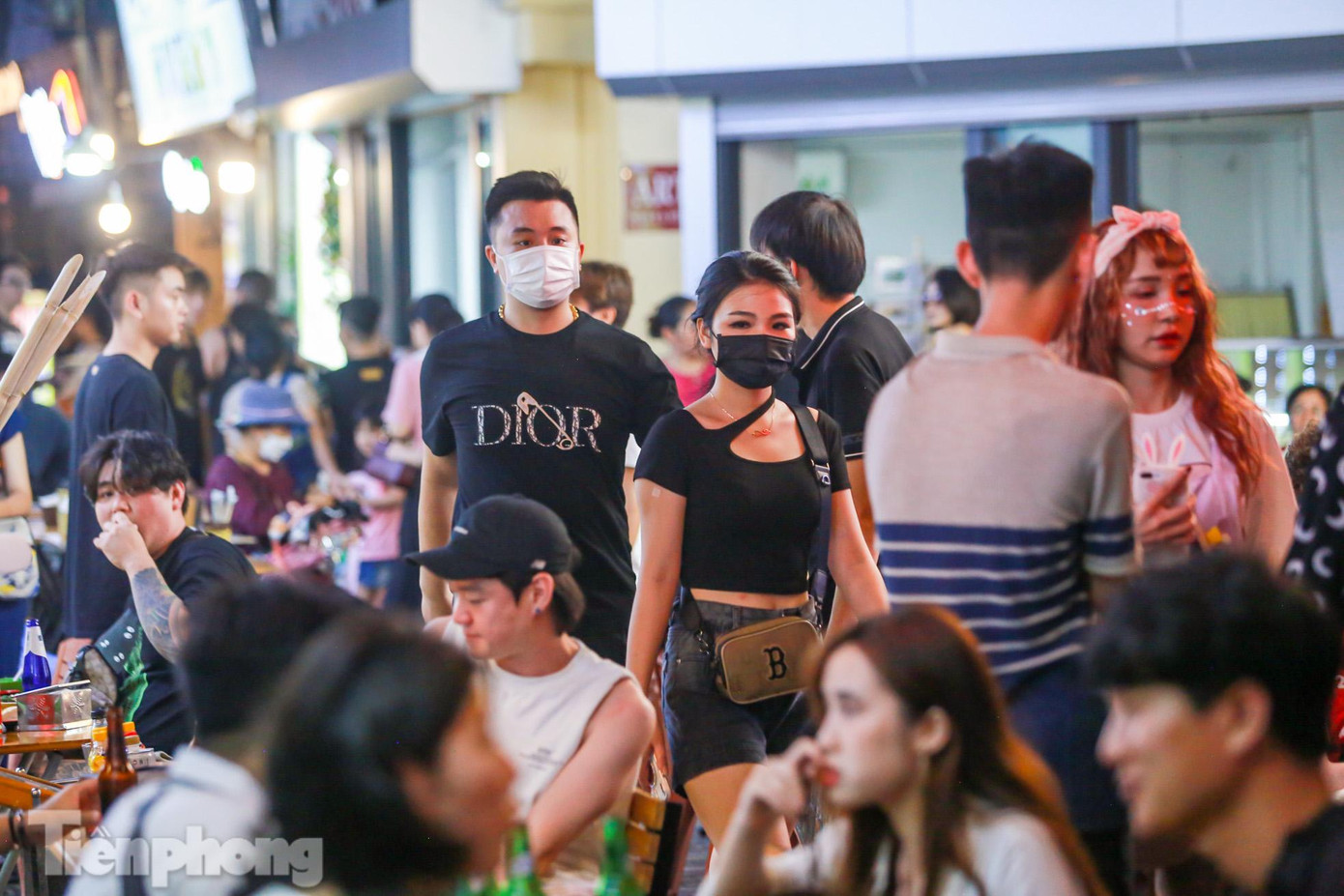 Khoảng 21h là khi các quán bar, club tại các khu vực trên bắt đầu lên nhạc mạnh, dòng người qua lại càng lúc càng đông hơn.