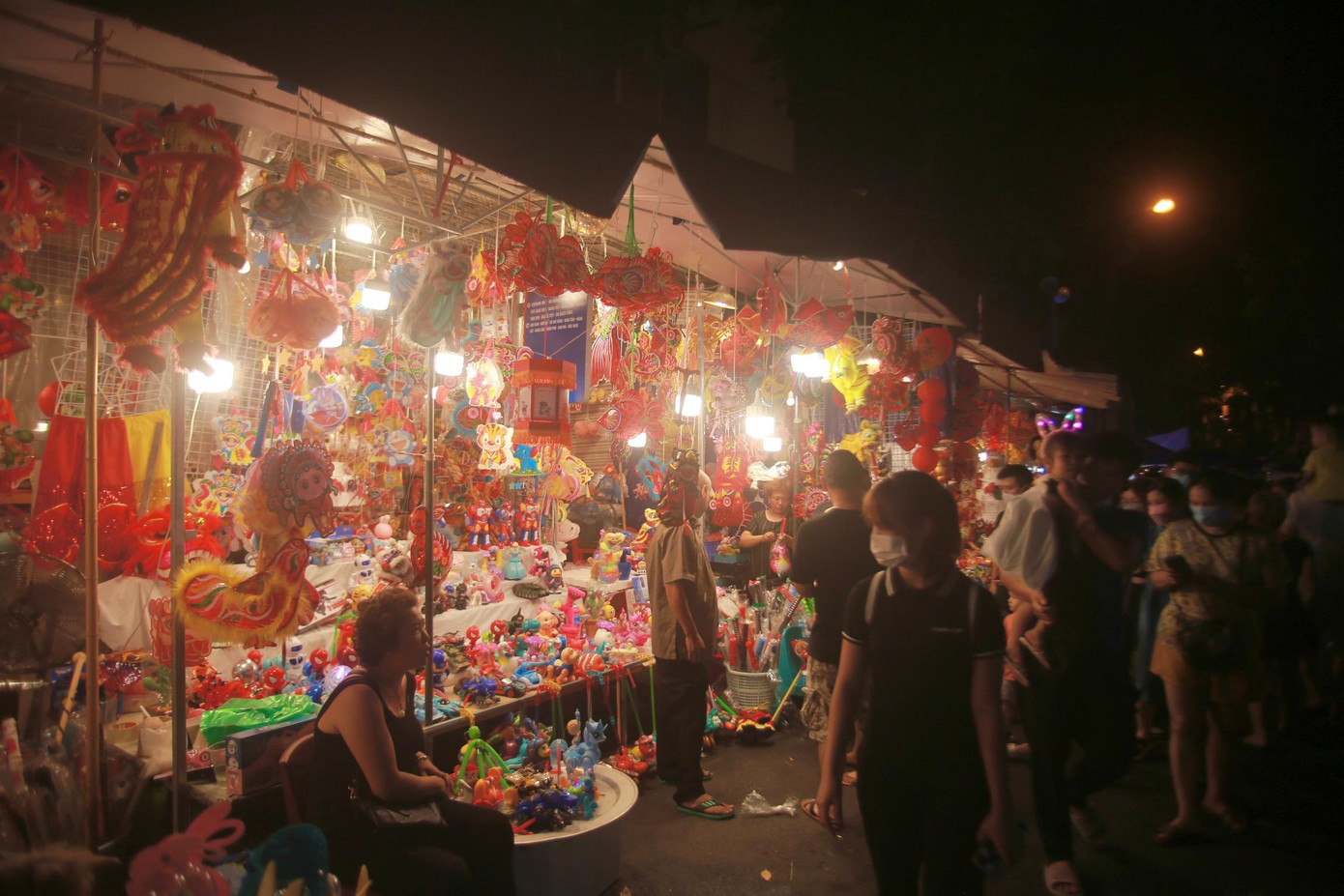 Tại không gian bích họa phố Phùng Hưng, phường Hàng Mã, quận Hoàn Kiếm, Hà Nội, từ 8h - 21h các ngày 7 - 10/9/2022 (tức ngày 12/8 đến hết ngày 15/8 âm lịch) sẽ có trưng bày, trình diễn giới thiệu các sản phẩm đồ chơi truyền thống dịp Tết trung thu.