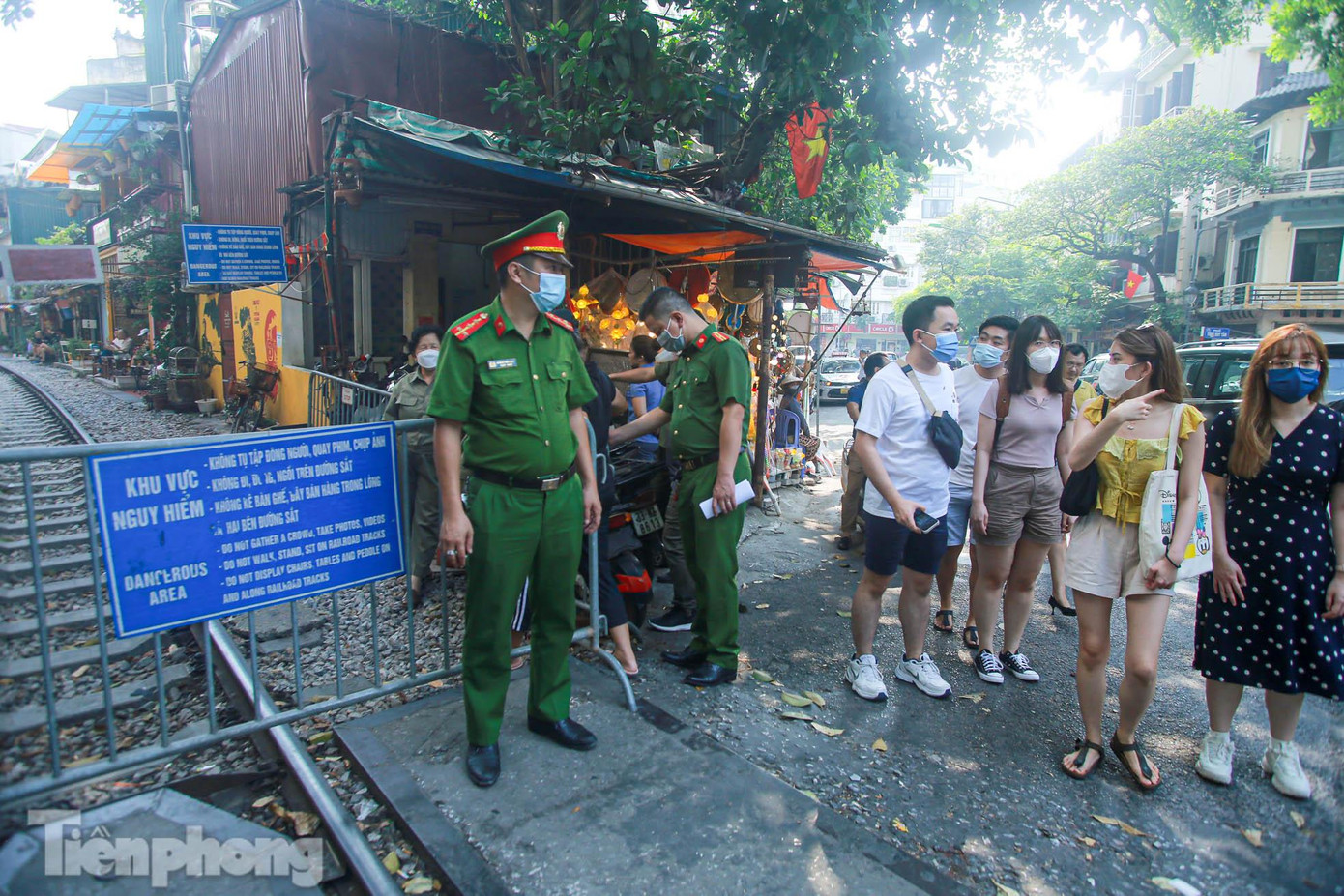 Nhiều khách du lịch "ngẩn ngơ" khi đến đây mà bị chặn không được vào.