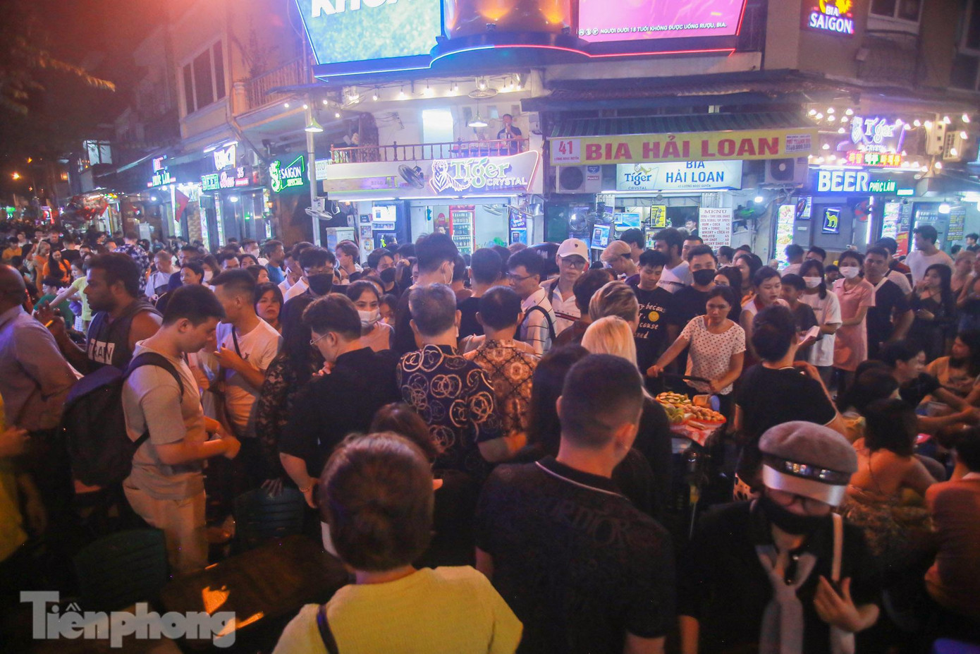 Nhiều người đứng "chôn chân" tại ngã ba Tạ Hiện - Lương Ngọc Quyến.