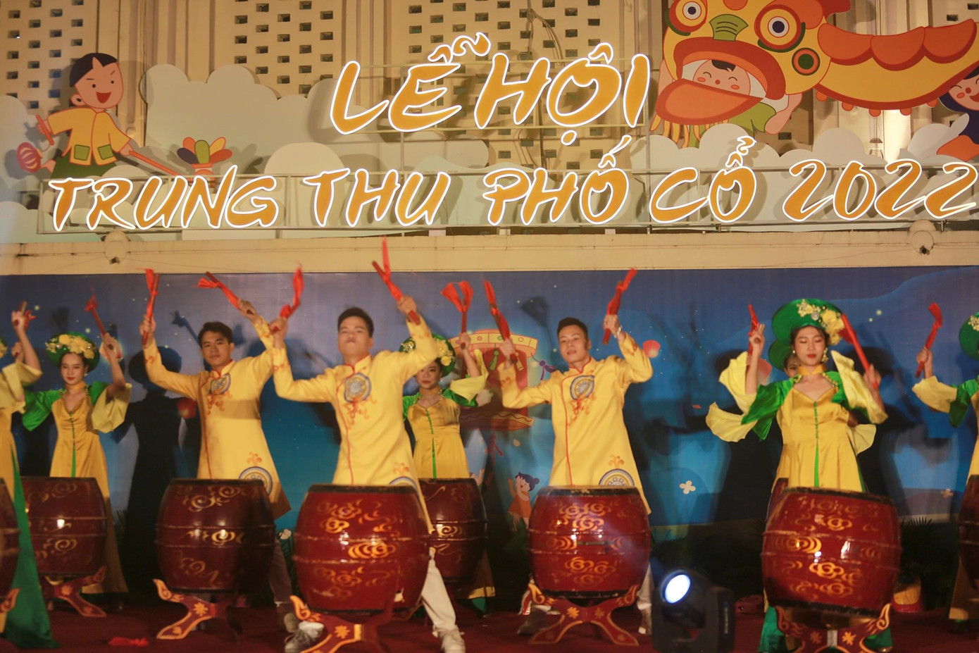 Tối 1/9, trong không gian khu vực phố cổ, tại chợ Đồng Xuân, UBND quận Hoàn Kiếm tổ chức khai mạc Lễ hội Trung thu phố cổ năm 2022.