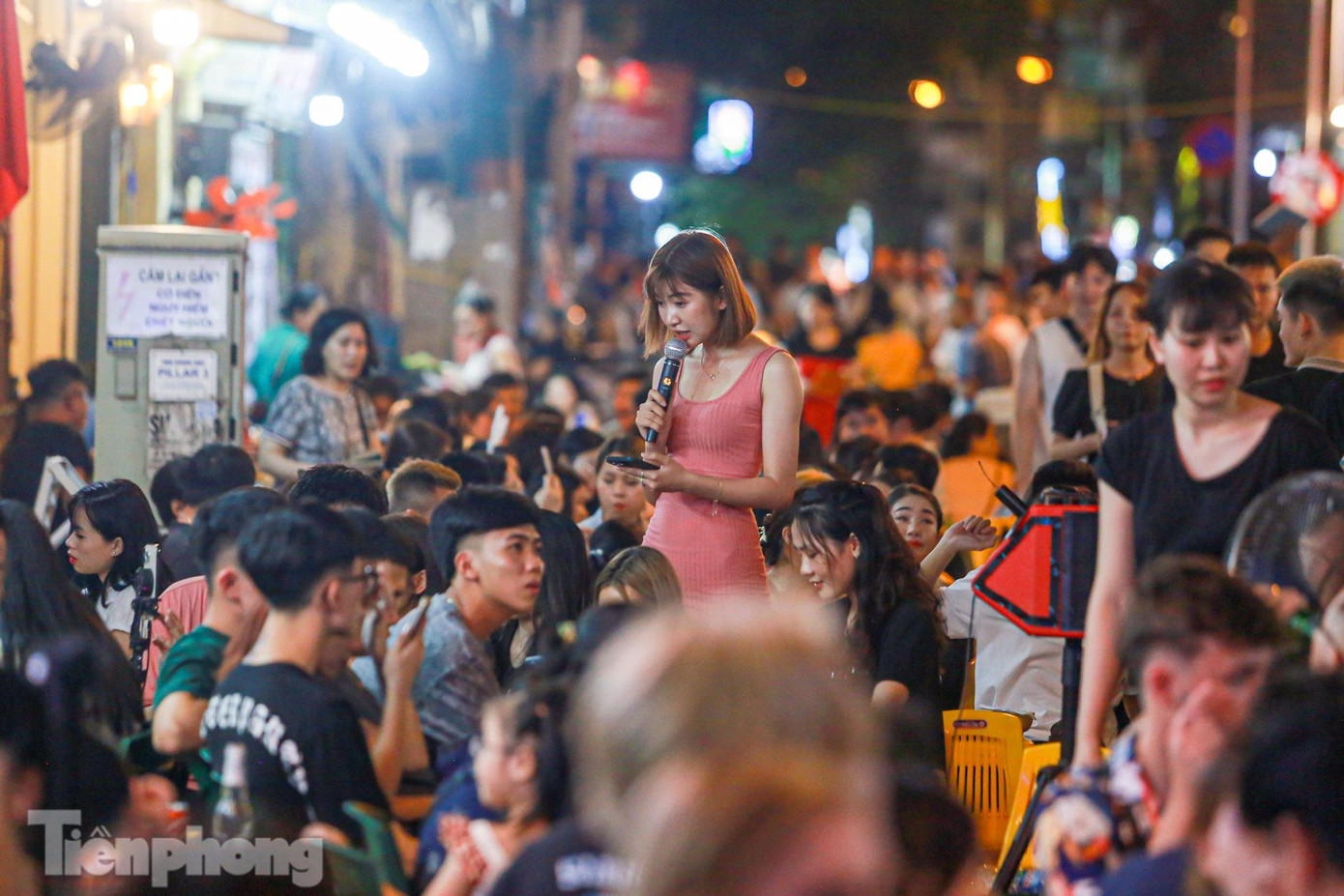 Nhân viên phục vụ “mỏi tay” ghi số bàn và ghi thực đơn phục vụ các vị khách.