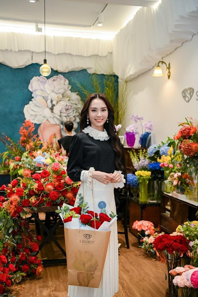 Hoa hậu Mai Phương không giấu được vẻ thích thú khi lần đầu tiên không những biết đến các kỹ thuật cắm hoa tươi, mà còn biết được ý nghĩa của từng loại hoa, cách nắm bắt “cái thần” của hoa. “Thật thú vị khi Phương vừa được các chuyên viên chỉ dạy, vừa được tự tay sáng tạo những tác phẩm từ hoa tươi. Giờ Phương mới hiểu được sự cần thiết khi kết hợp giữa các loại hoa, các màu sắc và quan trọng hơn nữa là phong cách, ý nghĩa của từng kiểu cắm hoa”, Hoa hậu Mai Phương chia sẻ.