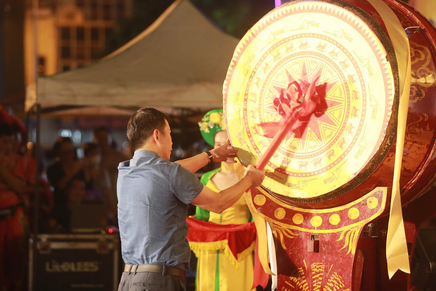 Phó Bí thư Quận ủy, Chủ tịch UBND quận Hoàn Kiếm Phạm Tuấn Long đánh trống khai mạc Lễ hội Trung thu phố cổ năm 2022