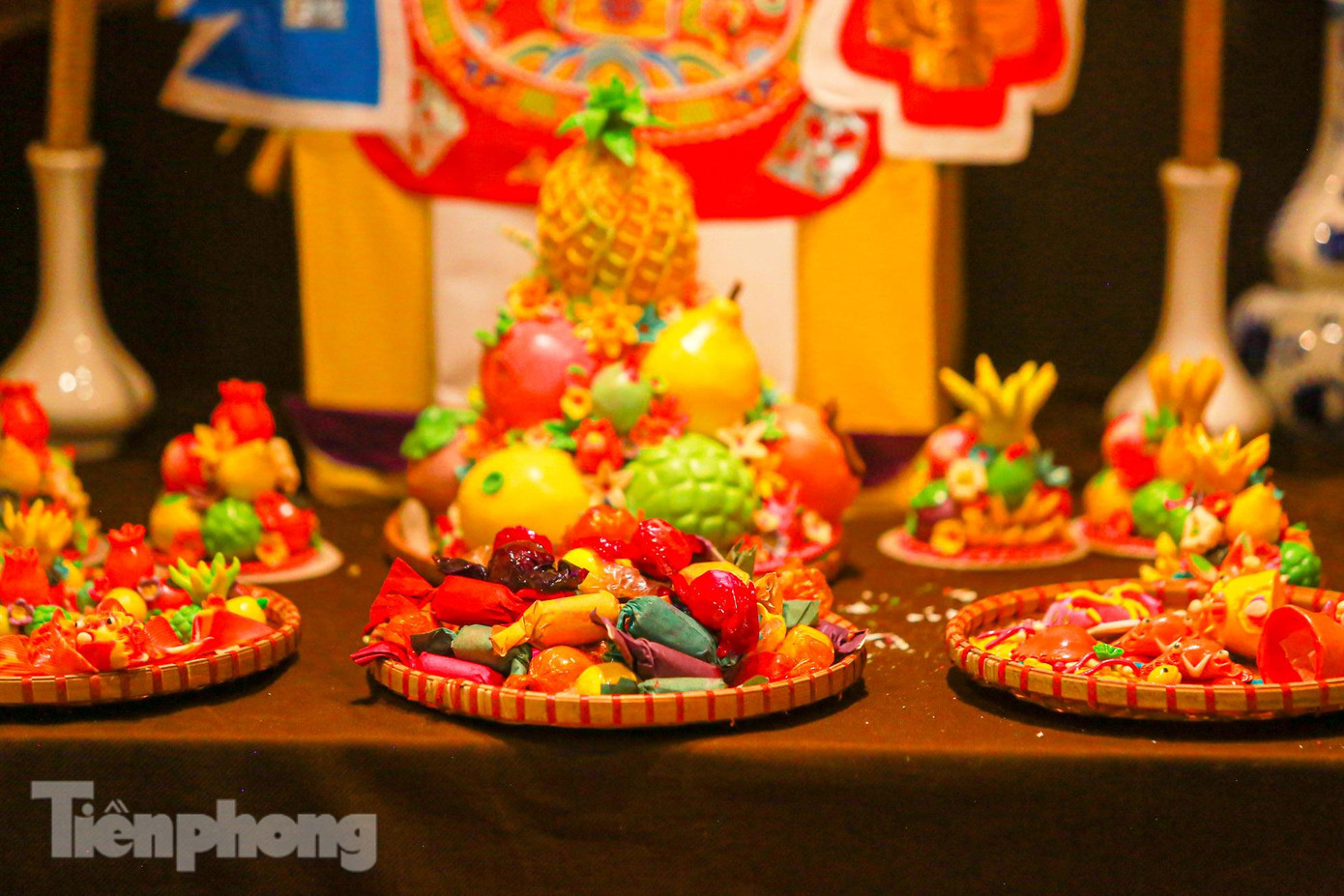 Các loại bánh Trung thu, bánh tôm, bánh cá... được làm từ bột nhuộm màu sặc sỡ và nhiều loại hoa quả như bưởi, cốm, hồng, na...