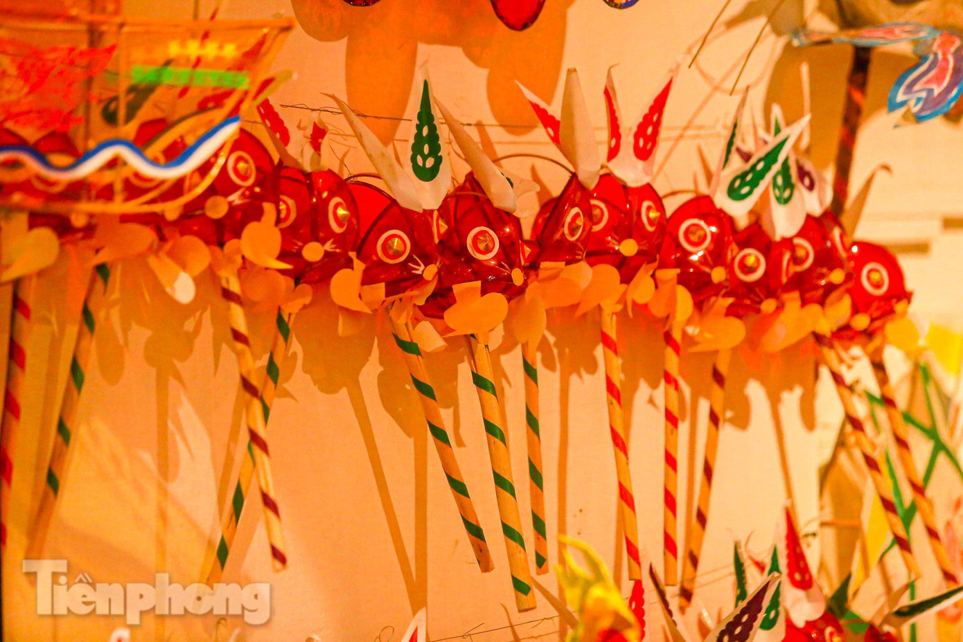 Cây đèn Trung thu truyền thống đã in sâu vào ký ức của bao thế hệ người Việt.