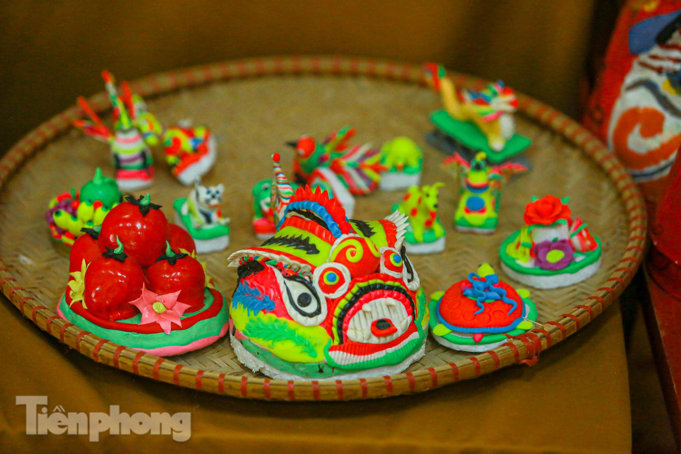 Trưng bày tò he của làng nghề Hà Nội.