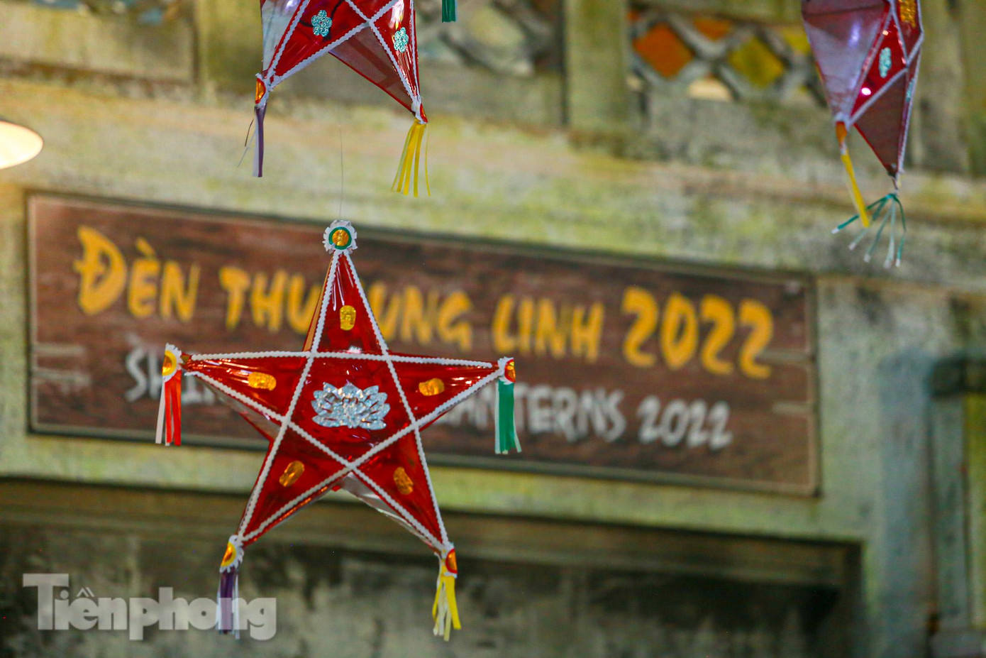 Đèn ông sao bóng kính được làm thủ công với họa tiết xưa.