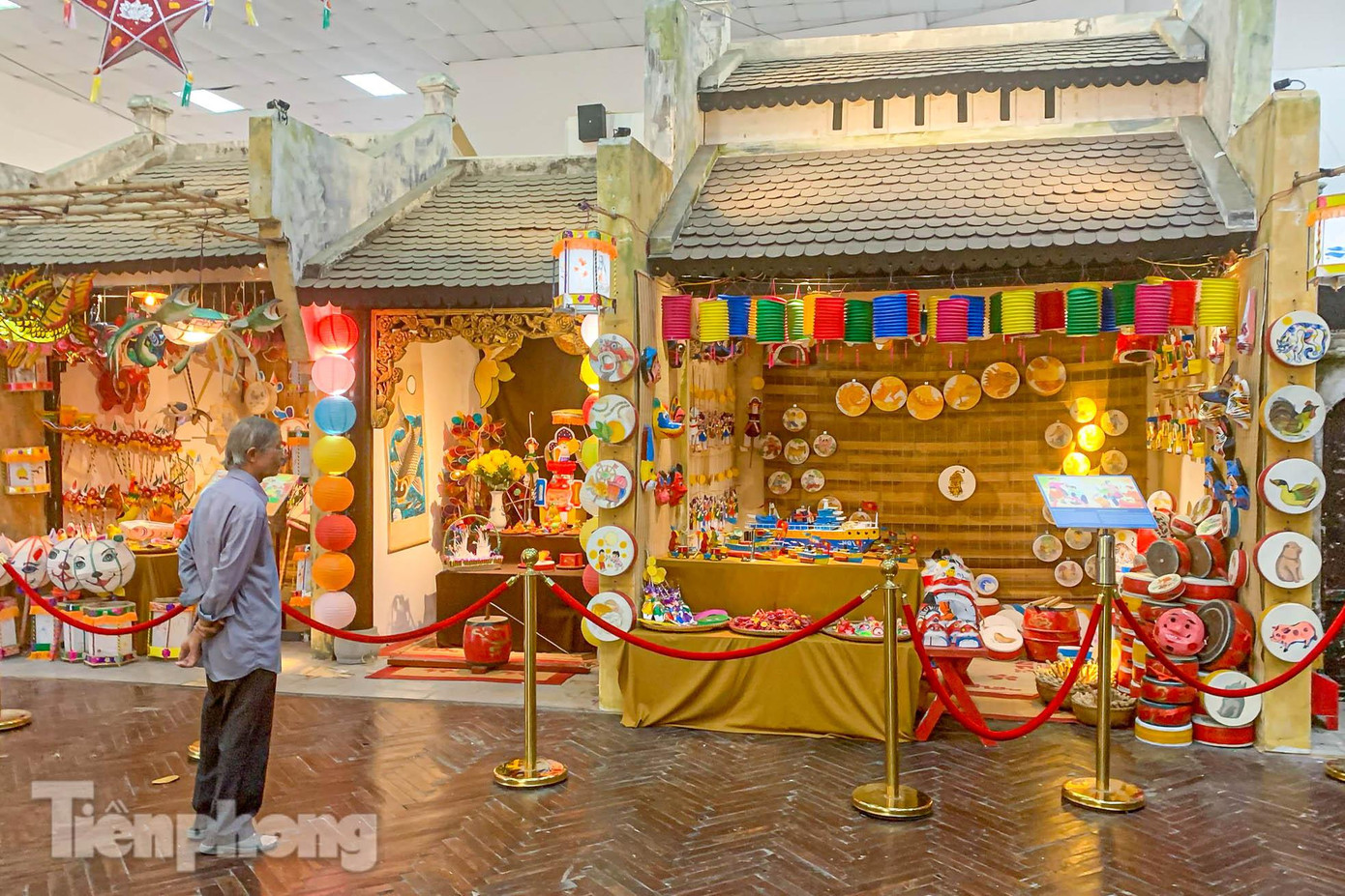 Chương trình Vui Tết trung thu năm nay với chủ đề “Đèn thu lung linh” đang được tổ chức tại Hoàng Thành Thăng Long tái hiện những hình ảnh, âm thanh tươi mới, rộn rã của Trung thu truyền thống, mang lại cho thiếu nhi thủ đô những trải nghiệm, hiểu biết về lịch sử văn hóa nói chung và Tết Trung thu truyền thống nói riêng.