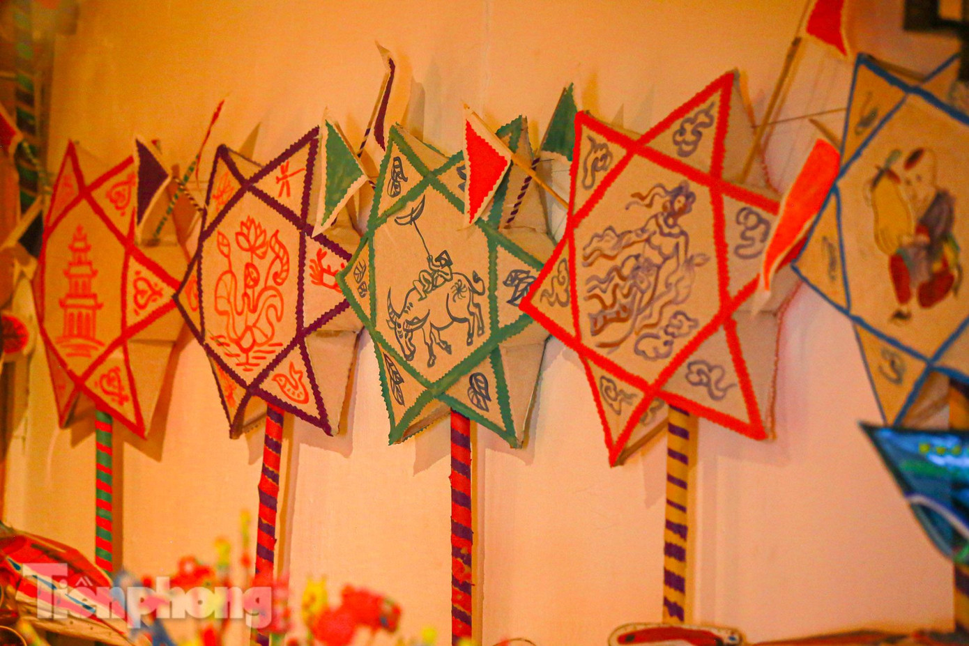 Những chiếc đèn ông sao thủ công bằng giấy.