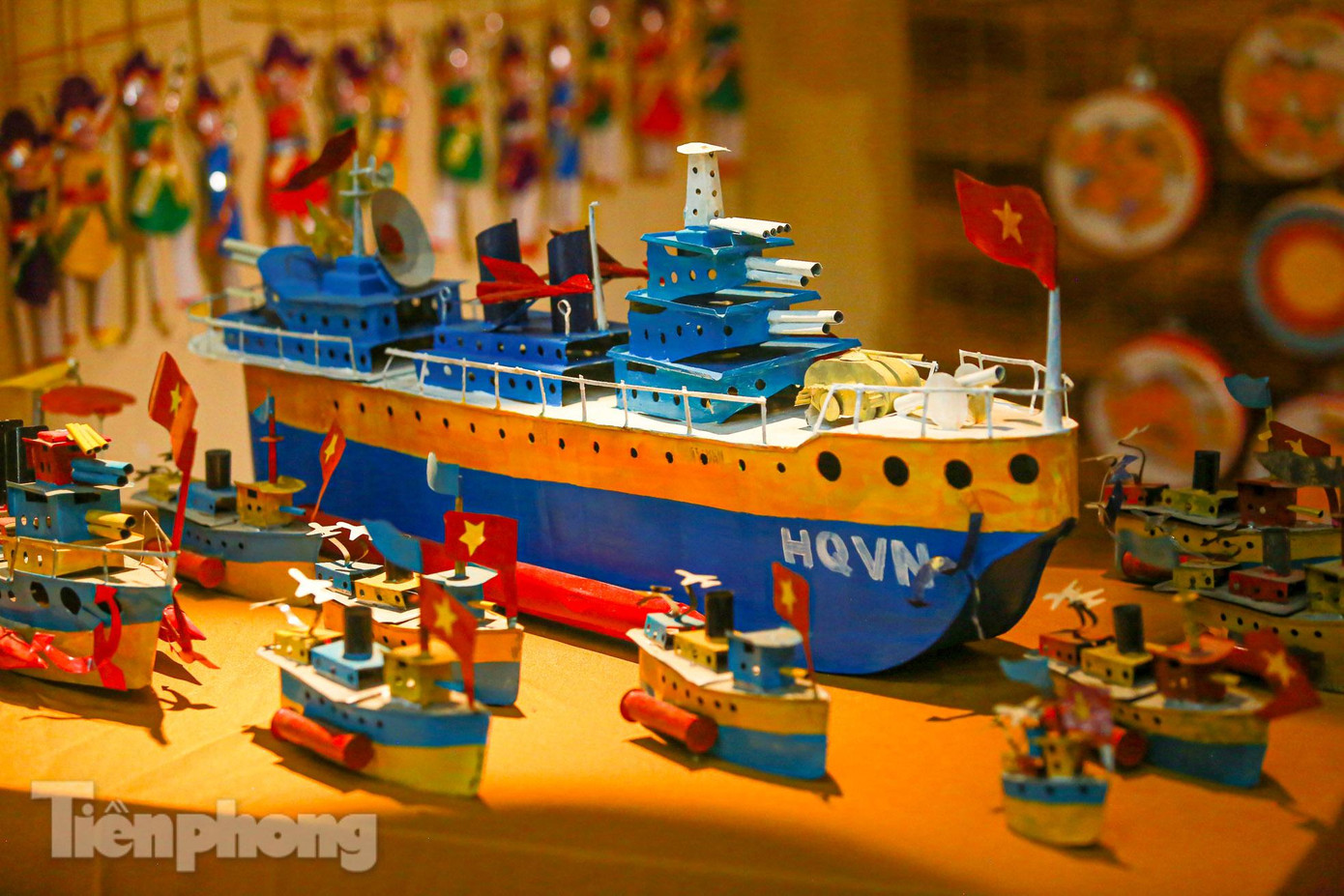 Đồ chơi làm bằng sắt tây luôn cuốn hút với trẻ ngày xưa, trong ký ức của người Hà thành cũ.