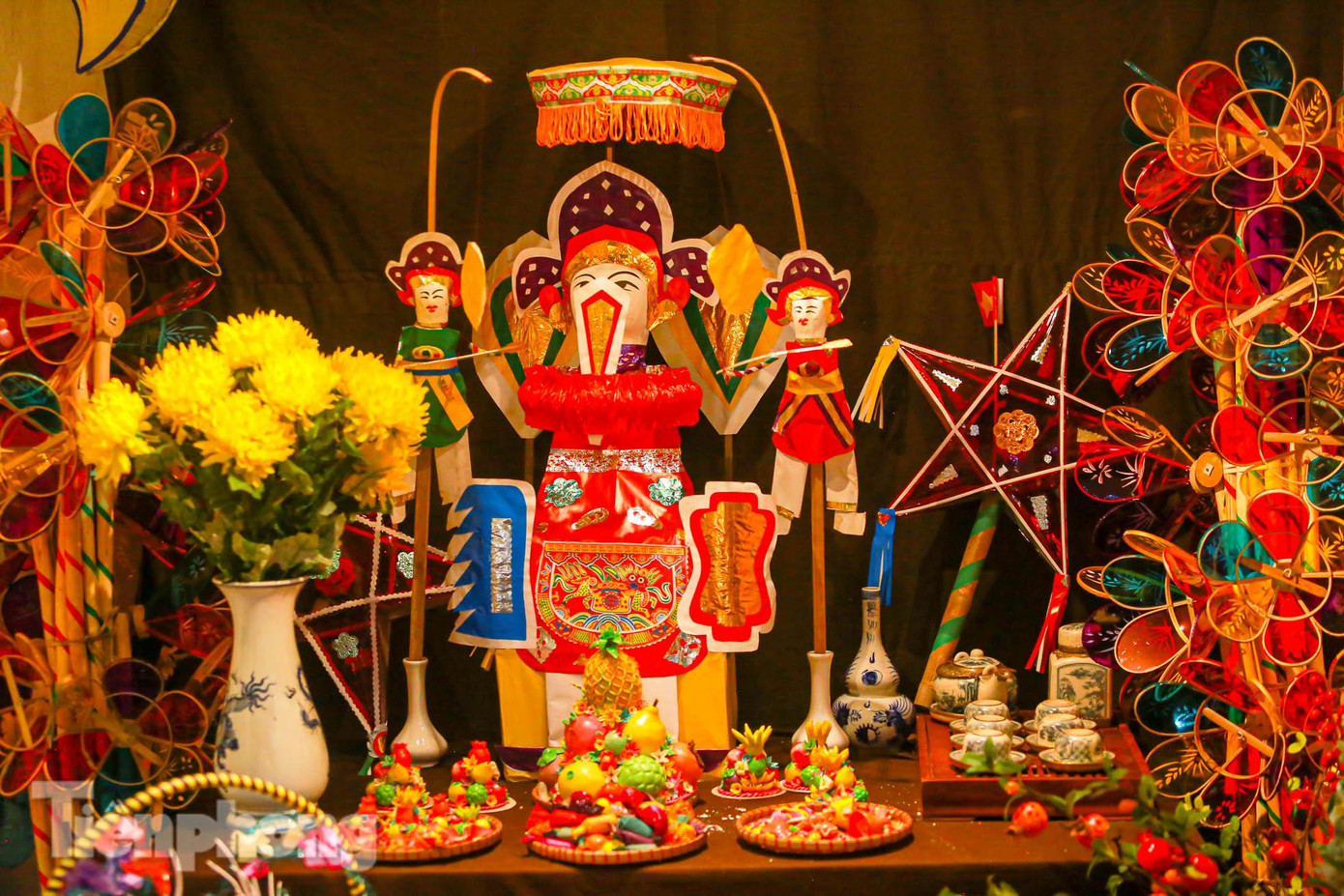 Mâm cỗ Trung thu xưa với trọng tâm là ông tiến sĩ giấy thể hiện mong ước con cháu mình học giỏi, thành đạt.