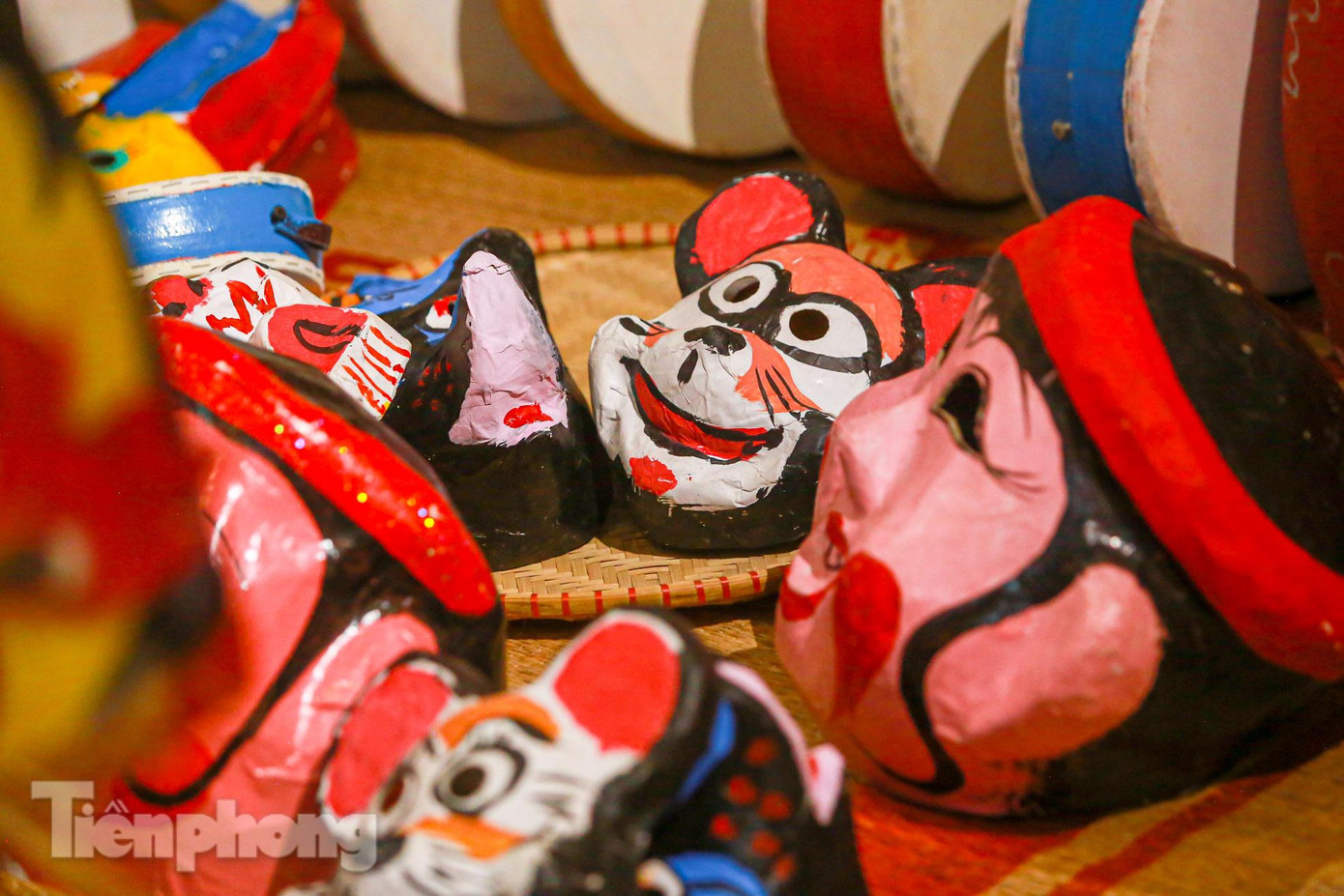 Nhiều người như trở về ký ức khi tận mắt chứng kiến những đồ chơi dân gian truyền thống này.