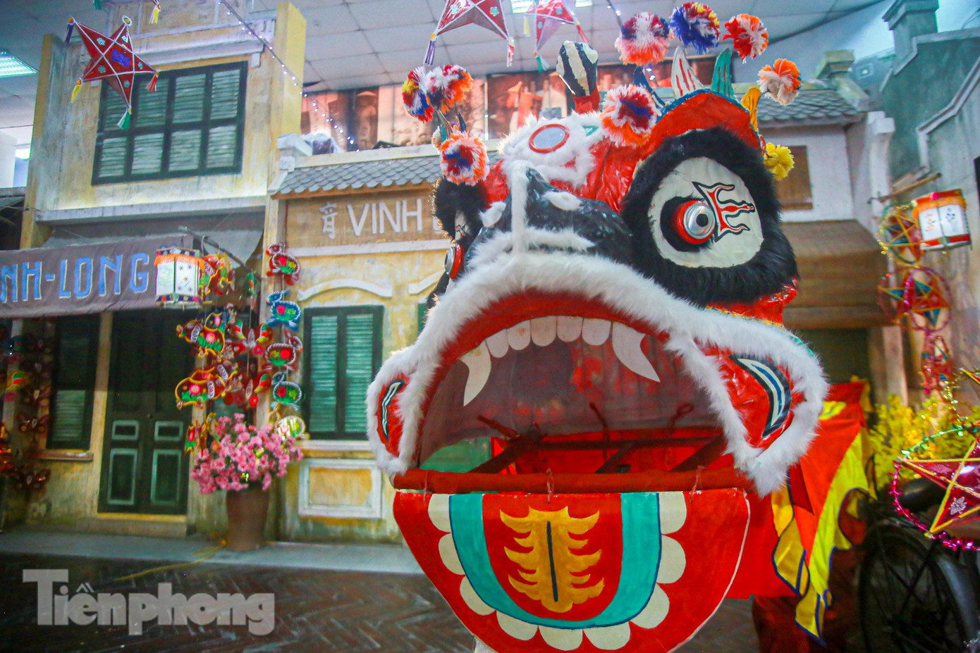 Đầu sư tử sặc sỡ sắc màu.