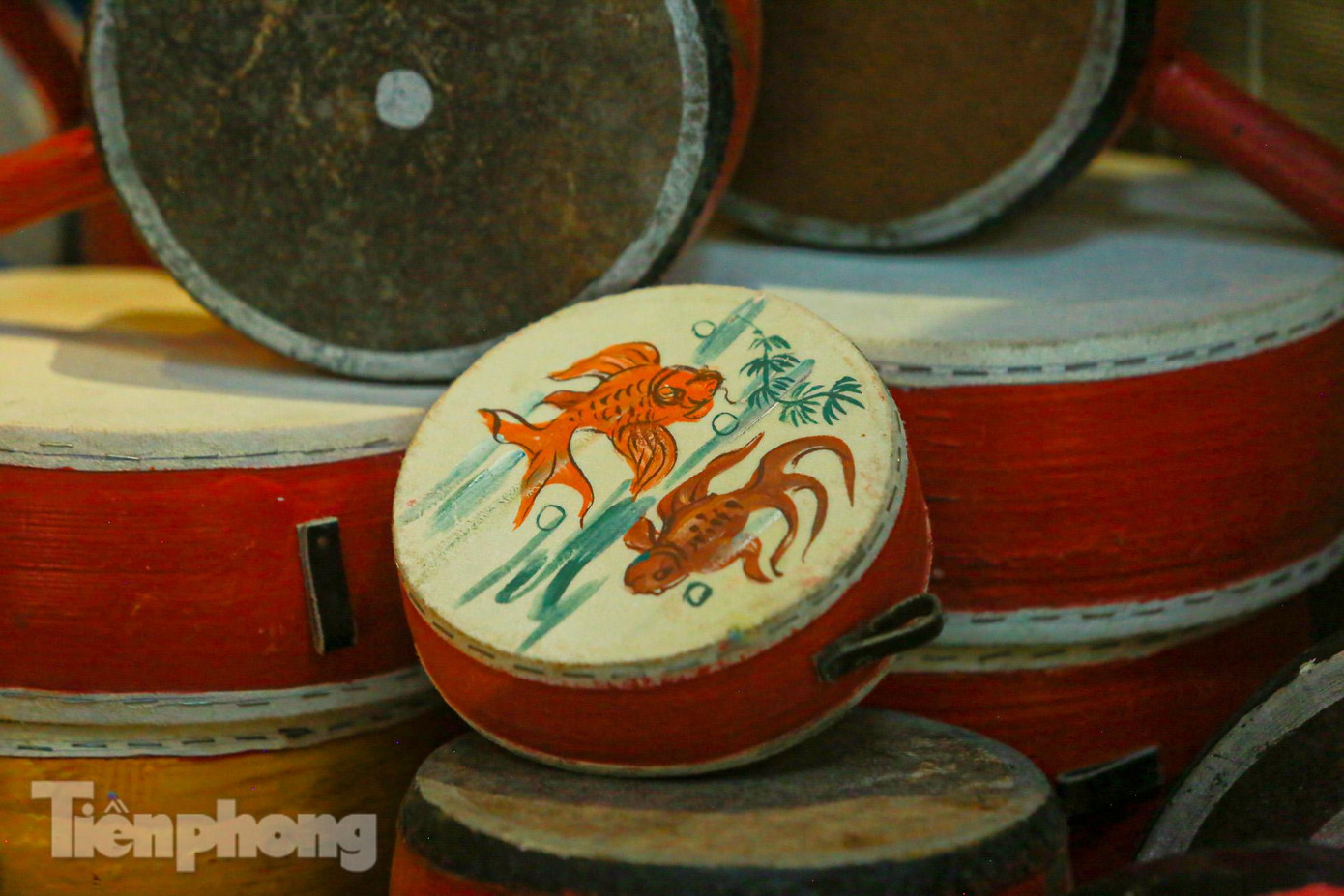 Chi tiết thủ công trên mặt trống được vẽ khác nhau.