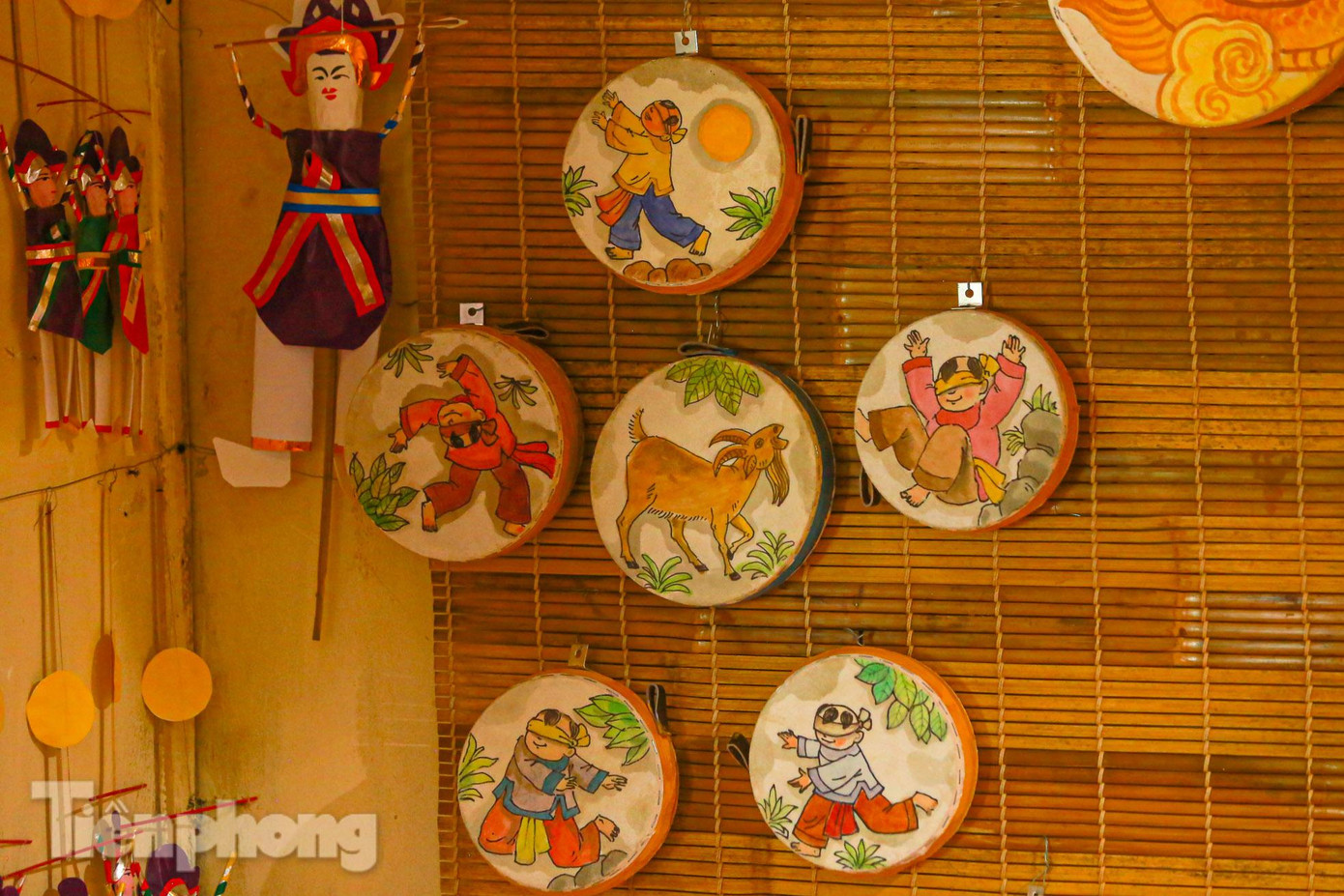 Những chiếc trống ếch, trống bỏi phát ra tiếng kêu "cắc, tùng", tạo không khí Trung thu rộn ràng ngày xưa.