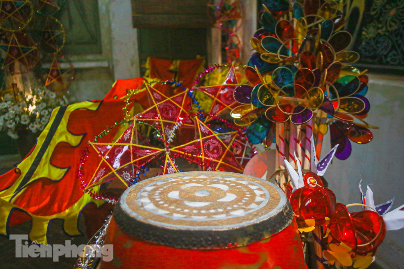 Những chiếc đèn cù quay tít, đèn kéo quân xoay tròn...