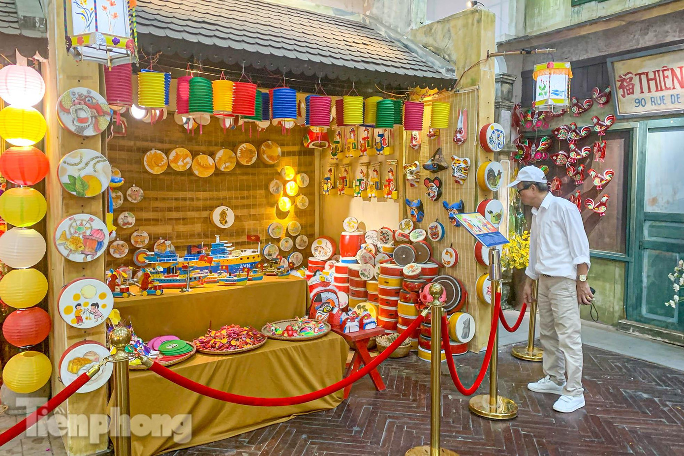 Đến với lễ hội, du khách sẽ được hòa mình vào không gian tuổi thơ với những món đồ chơi cổ truyền của dân tộc từ thời "ông bà anh".