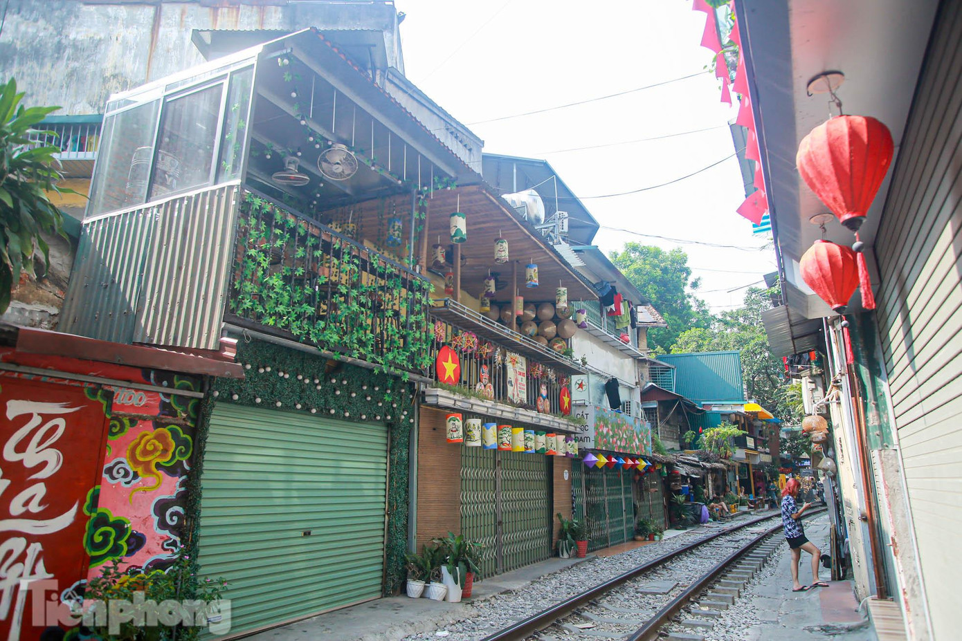 Bên cạnh đó, quận Hoàn Kiếm sẽ giao cho lực lượng chức năng tổ chức rào chắn, tổ chức tuyên truyền, vận động dưới nhiều hình thức để người dân, đặc biệt là du khách không đến đây “check- in” gây mất trật tự, đặc biệt là mất an toàn giao thông ở khu vực này.