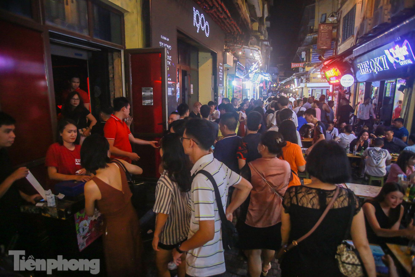 Du khách tập nập trước một cửa quán bar trên phố Tạ Hiện.
