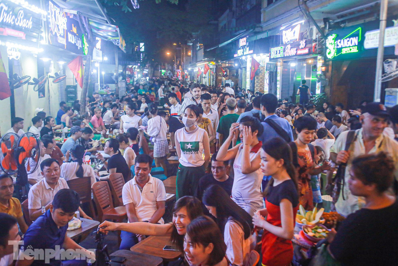 Khu vực vốn là điểm vui chơi, giải trí của nhiều du khách nước ngoài. "Phố Tây" mới nhộn nhịp trở lại khoảng nửa năm nay sau hơn 2 năm liên tiếp đóng cửa vì COVID-19.