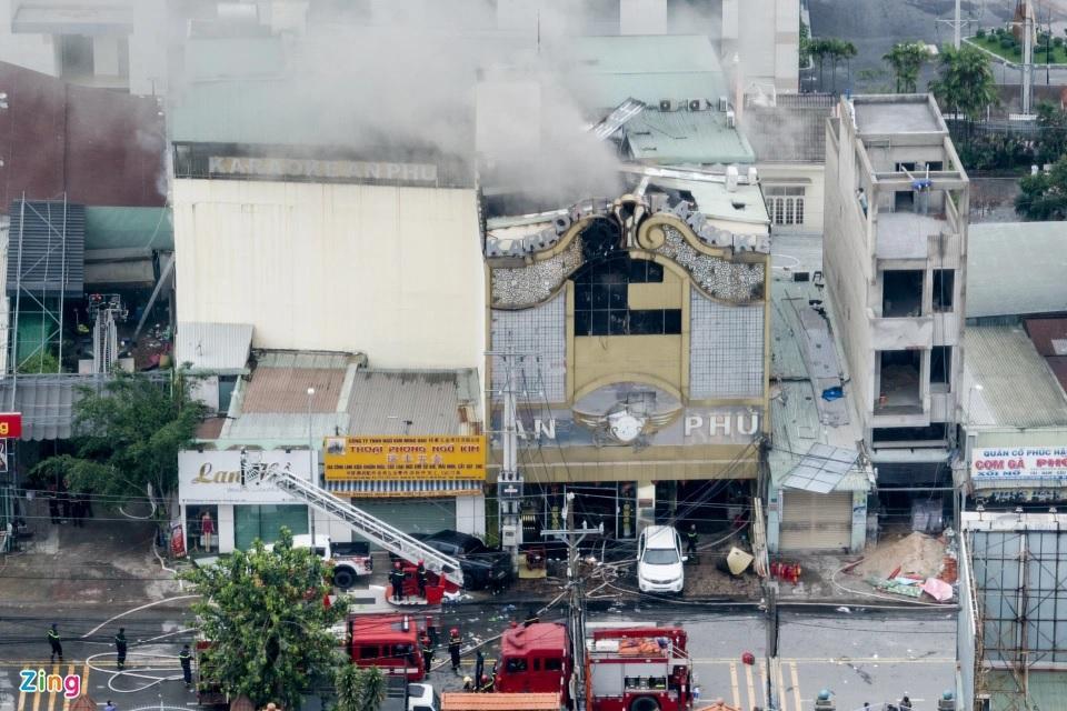 Khoảng 21h ngày 6/9, quán karaoke An Phú trên đường Trần Quang Diệu, phường An Phú, TP Thuận An (Bình Dương) bốc cháy ngùn ngụt. Quán karaoke bị cháy cao 3 tầng, có diện tích sàn xây dựng khoảng 1.500 m2, trong đó diện tích cháy khoảng 400 m2, nằm ở khu vực tầng 2, 3. Đến 11h ngày 7/9, cơ quan chức năng xác định đã có 14 người tử vong trong vụ cháy. Khoảng 21h ngày 6/9, quán karaoke An Phú trên đường Trần Quang Diệu, phường An Phú, TP Thuận An (Bình Dương) bốc cháy ngùn ngụt. Quán karaoke bị cháy cao 3 tầng, có diện tích sàn xây dựng khoảng 1.500 m2, trong đó diện tích cháy khoảng 400 m2, nằm ở khu vực tầng 2, 3. Đến 11h ngày 7/9, cơ quan chức năng xác định đã có 14 người tử vong trong vụ cháy.