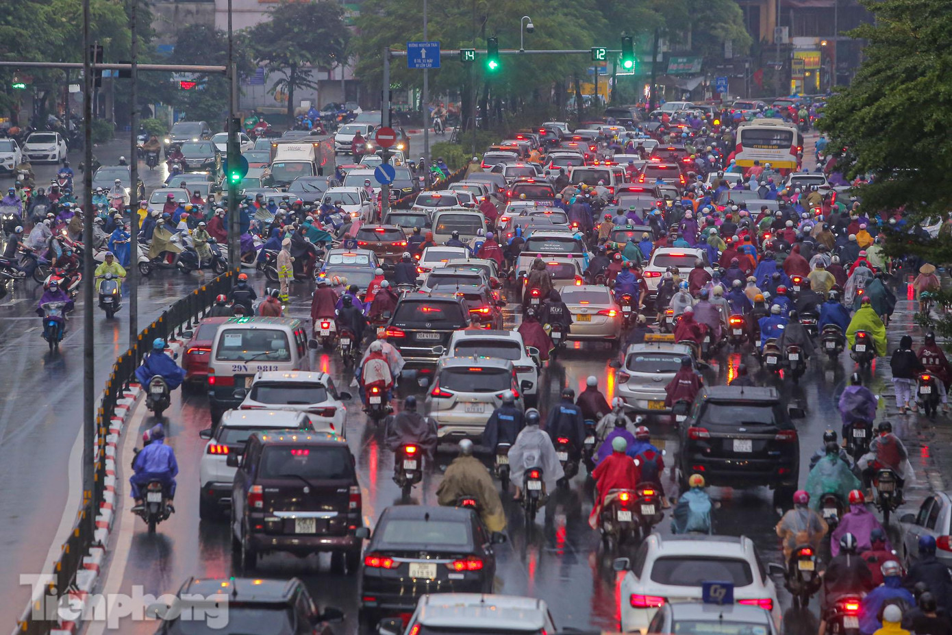 Lượng phương tiện tham gia giao thông đông "nghìn nghịt".