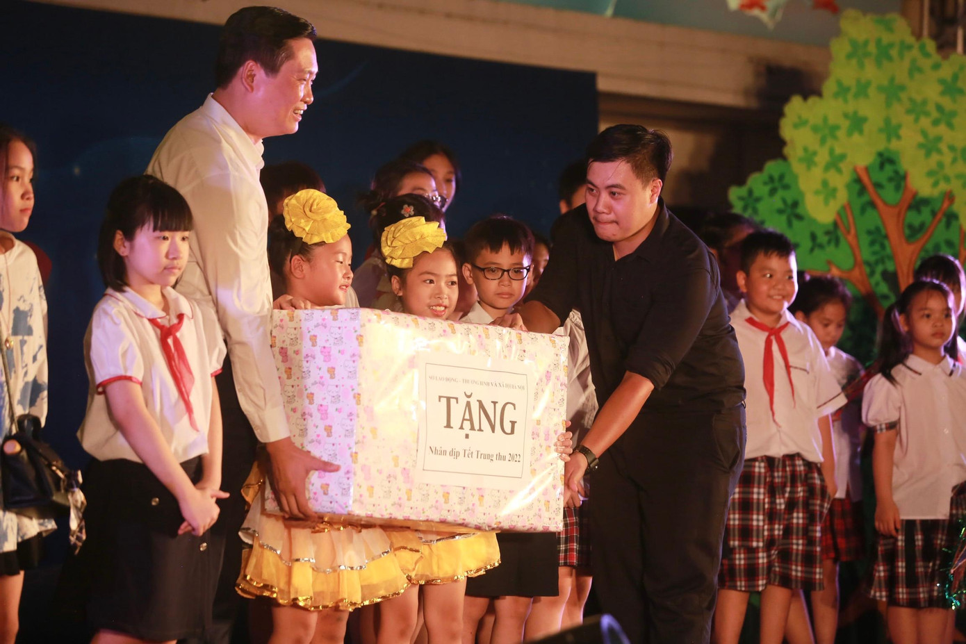 Lãnh đạo sở, quận tặng quà, trao giải cho các em thiếu nhi.