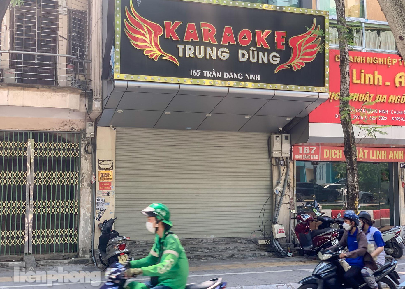Một quán karaoke trên đường Trần Đăng Ninh (Cầu Giấy, Hà Nội) "cửa đóng then cài".