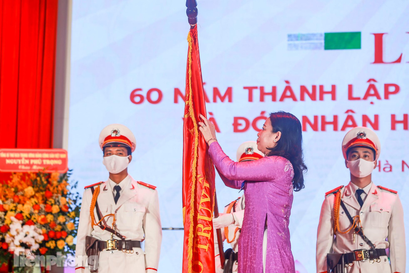 Phó Chủ tịch nước Võ Thị Ánh Xuân gắn Huân chương Độc lập hạng Ba trên cờ truyền thống của Học viện Báo chí và Tuyên truyền