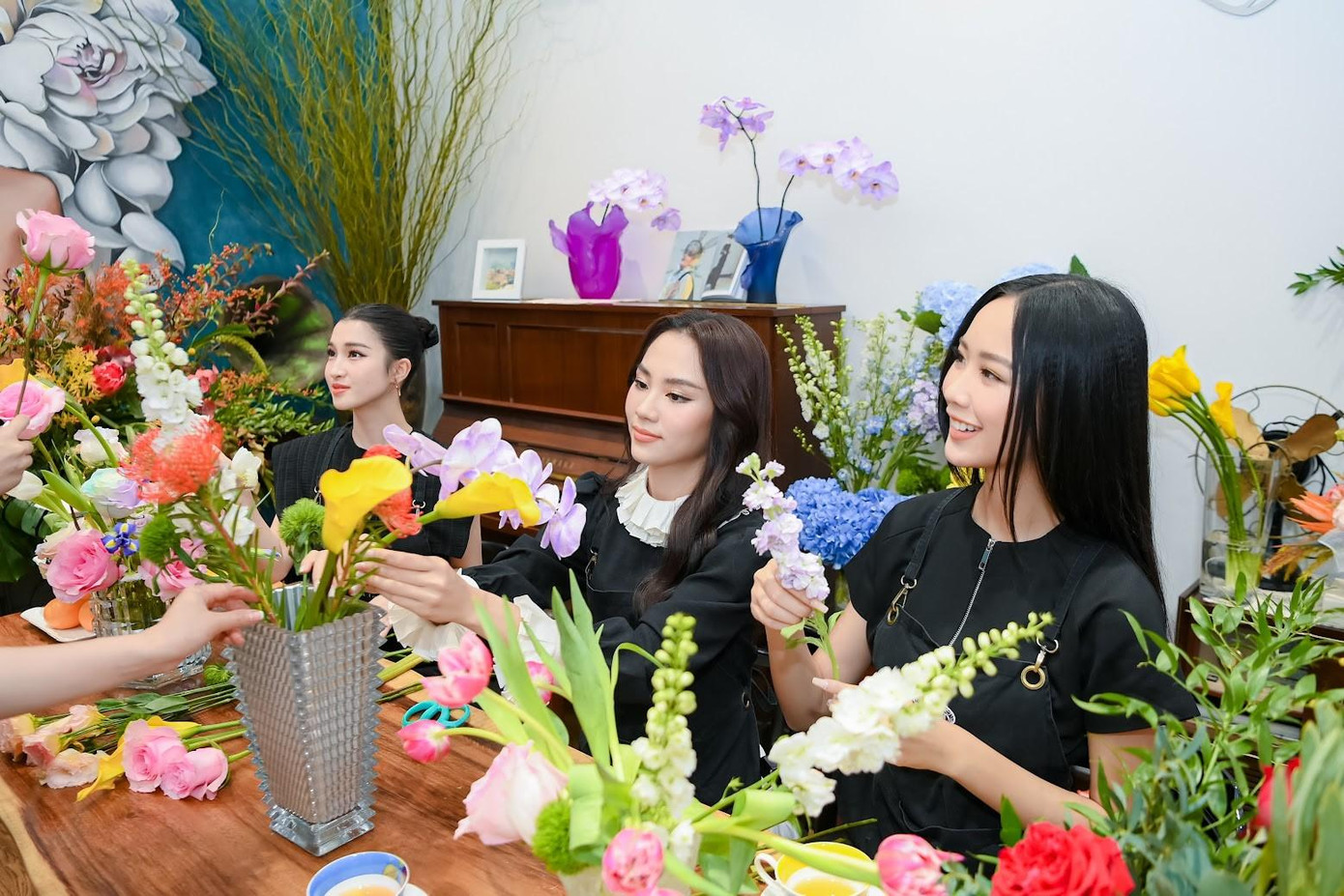 Còn với Á hậu Lê Nguyễn Bảo Ngọc, những kiến thức về cắm hoa được học từ workshop giúp người đẹp biết được các kiểu cắm hoa cơ bản. “Ngọc cảm thấy tự tin có thể mở shop cắm hoa tươi để cạnh tranh với ông chủ của S Floris”, Á hậu dí dỏm đùa. Á hậu Nguyễn Phương Nhi lại mê đắm với “một nơi đẹp và thơm như này”, Phương Nhi chia sẻ, cô rất thích các hoạt động ở S Floris khi chú trọng tạo ra các trải nghiệm thú vị cho khách hàng như: tổ chức lớp học cắm hoa home decor, hỗ trợ khách hàng lựa chọn và tự tay cắm hoa mang dấu ấn riêng.